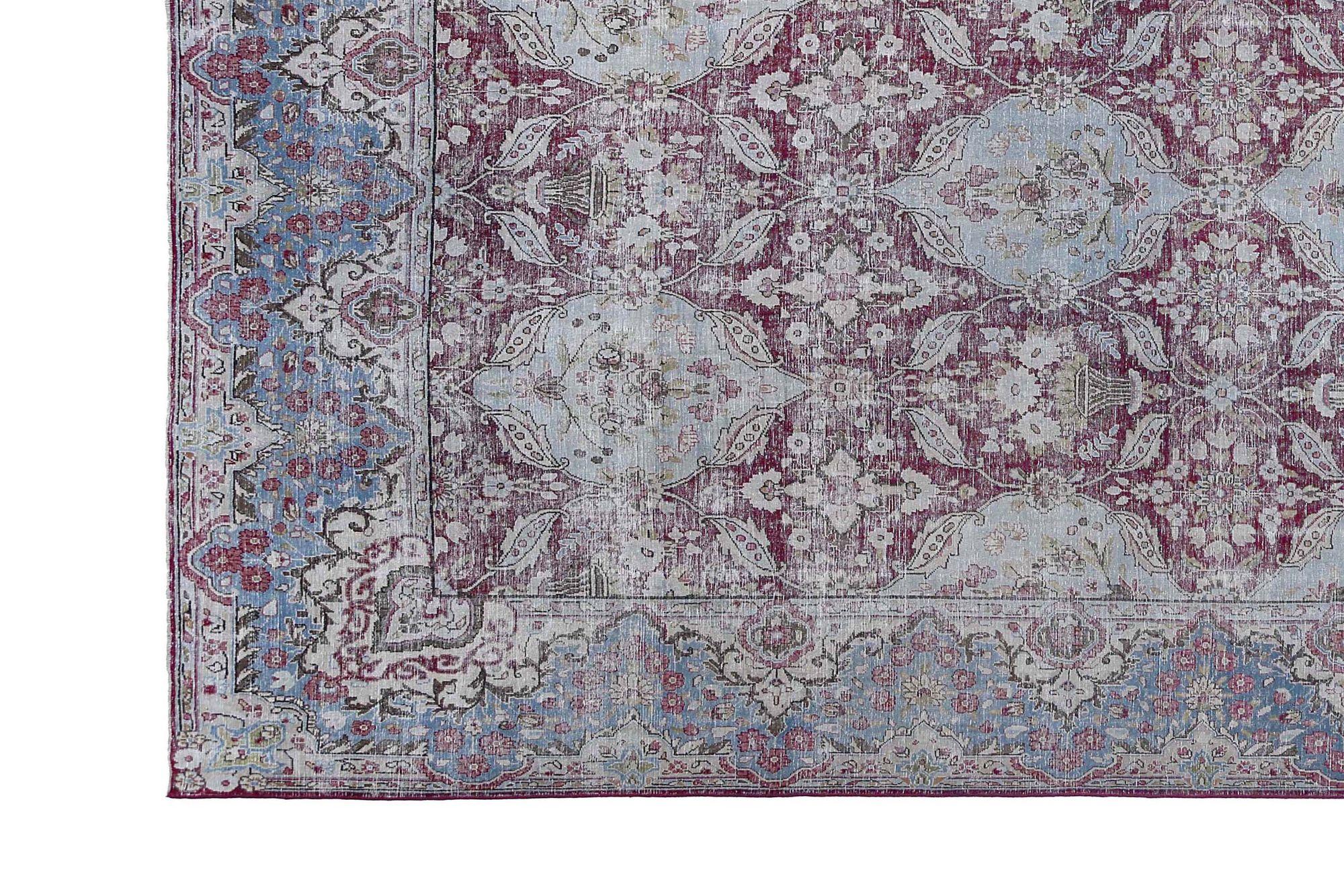 Scopri l'eleganza del tappeto persiano Yazd Over Size Rug del 1910. Progettato con lana e BlueRed, questo design esclusivo è perfetto per valorizzare il tuo spazio.