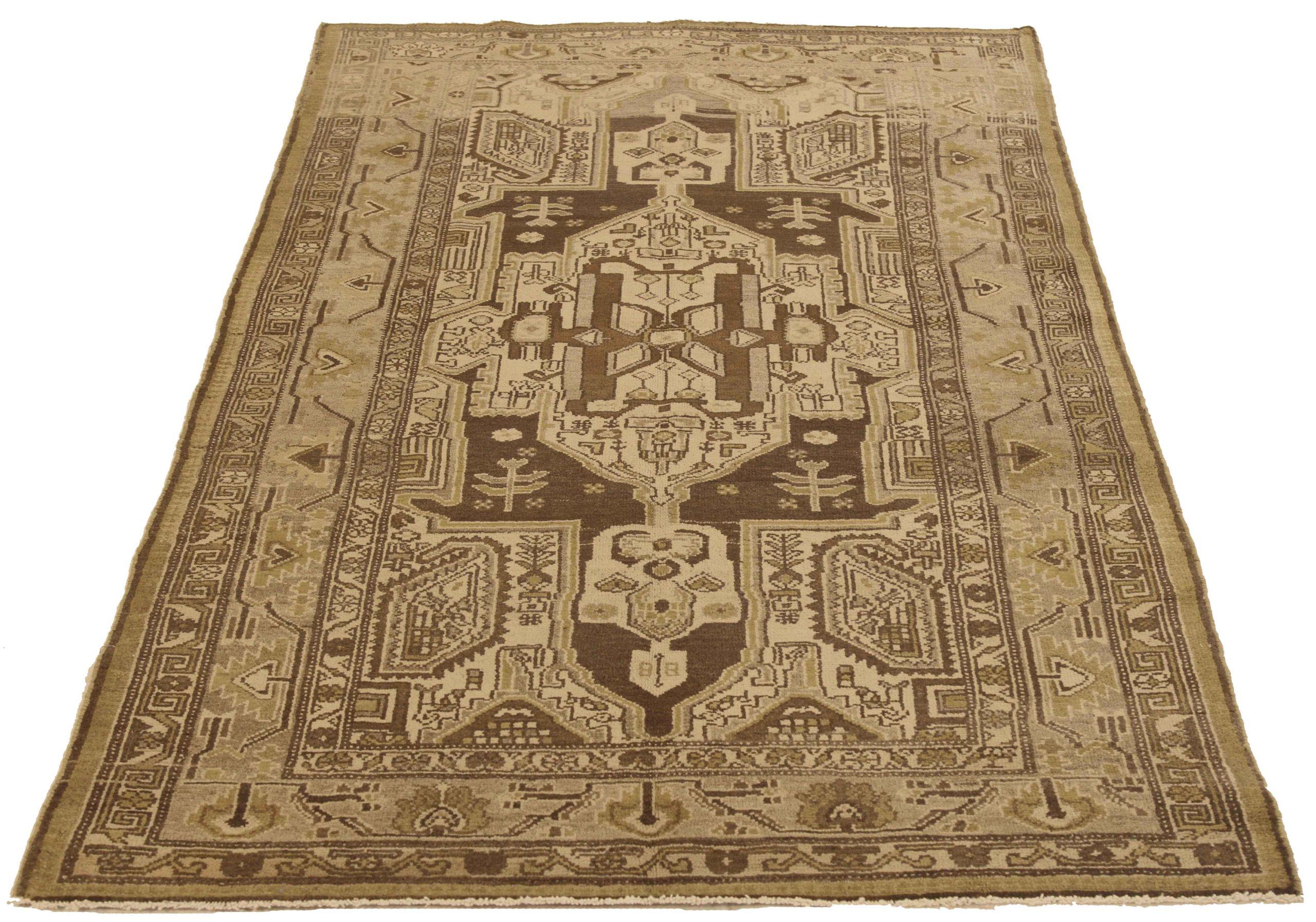 Scopri l'eleganza dei tappeti persiani Zanjan con caratteristiche di CIRCA 1880. Progettato con una meticolosa attenzione ai dettagli, questo design esclusivo è perfetto per valorizzare il tuo spazio.
