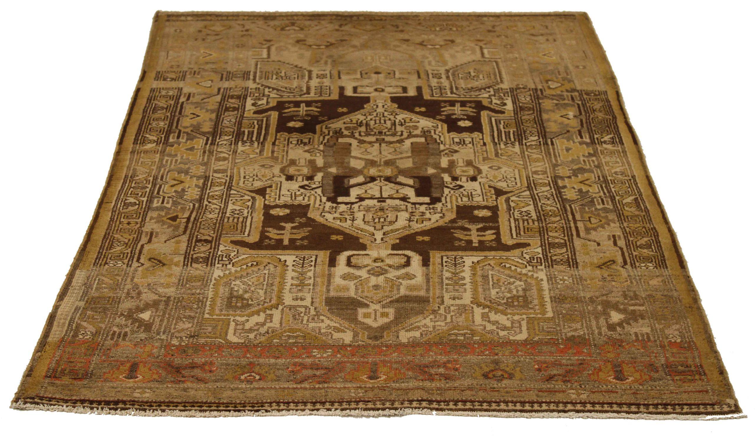 Scopri l'eleganza dei tappeti persiani Zanjan con caratteristiche di CIRCA 1880. Progettato con una meticolosa attenzione ai dettagli, questo design esclusivo è perfetto per valorizzare il tuo spazio.