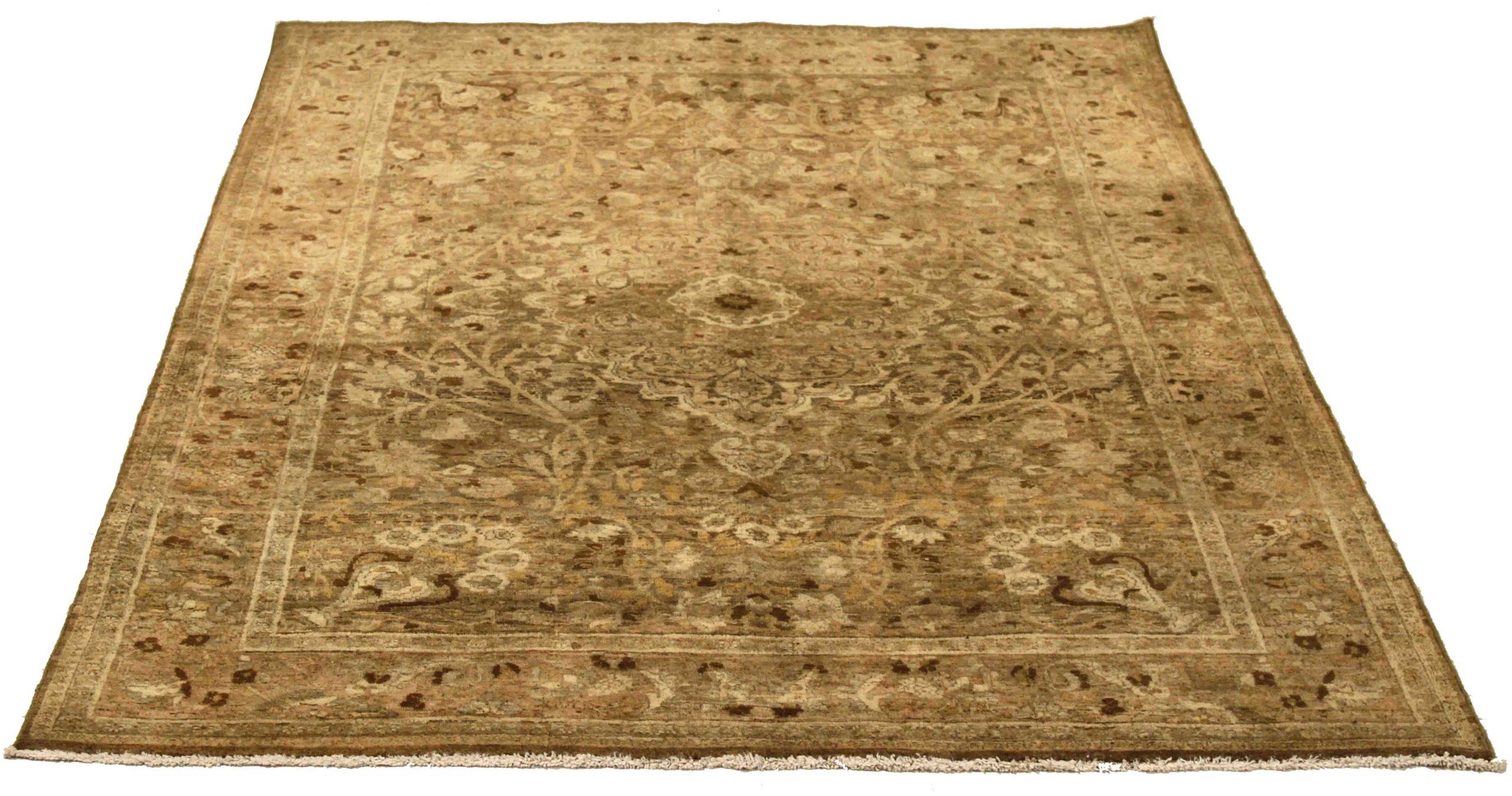 Scopri l'eleganza dei tappeti persiani Zanjan con caratteristiche di CIRCA 1880. Progettato con una meticolosa attenzione ai dettagli, questo design esclusivo è perfetto per valorizzare il tuo spazio.