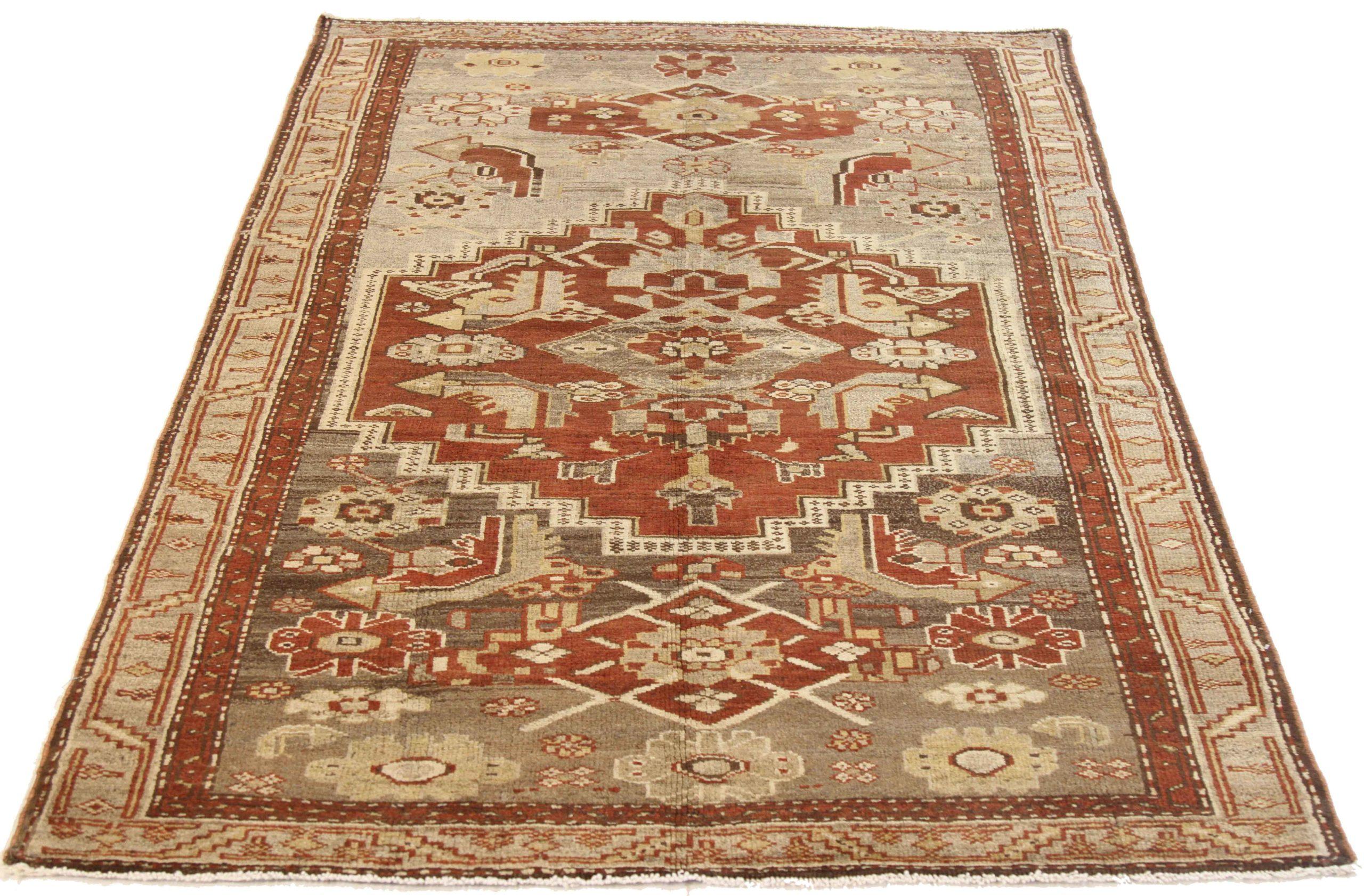 Scopri l'eleganza dei tappeti persiani Zanjan con caratteristiche di CIRCA 1880. Progettato con una meticolosa attenzione ai dettagli, questo design esclusivo è perfetto per valorizzare il tuo spazio.