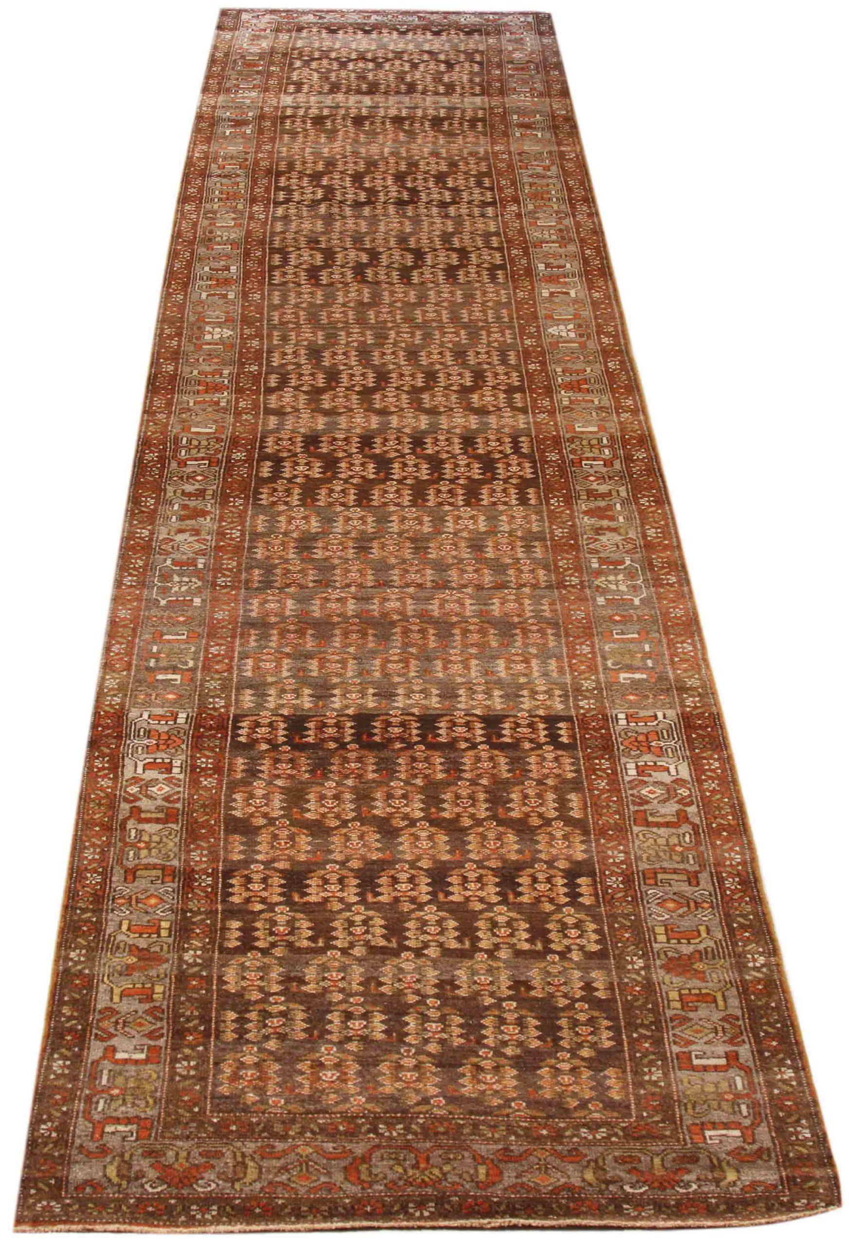 Entdecken Sie die Eleganz des persischen Zanjan mit seiner wunderschönen Handwerkskunst von CIRCA 1880. Dieses exklusive Design, das mit viel Liebe zum Detail entworfen wurde, ist perfekt, um Ihren Raum zu verschönern.