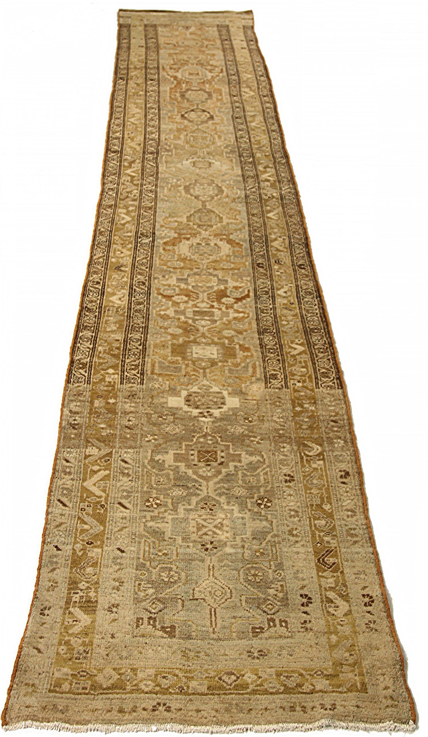 Entdecken Sie die Eleganz des persischen Zanjan-Teppichs mit Läufer aus der Zeit um 1880. Dieses exklusive Design, das mit viel Liebe zum Detail entworfen wurde, ist perfekt, um Ihren Raum zu verschönern.