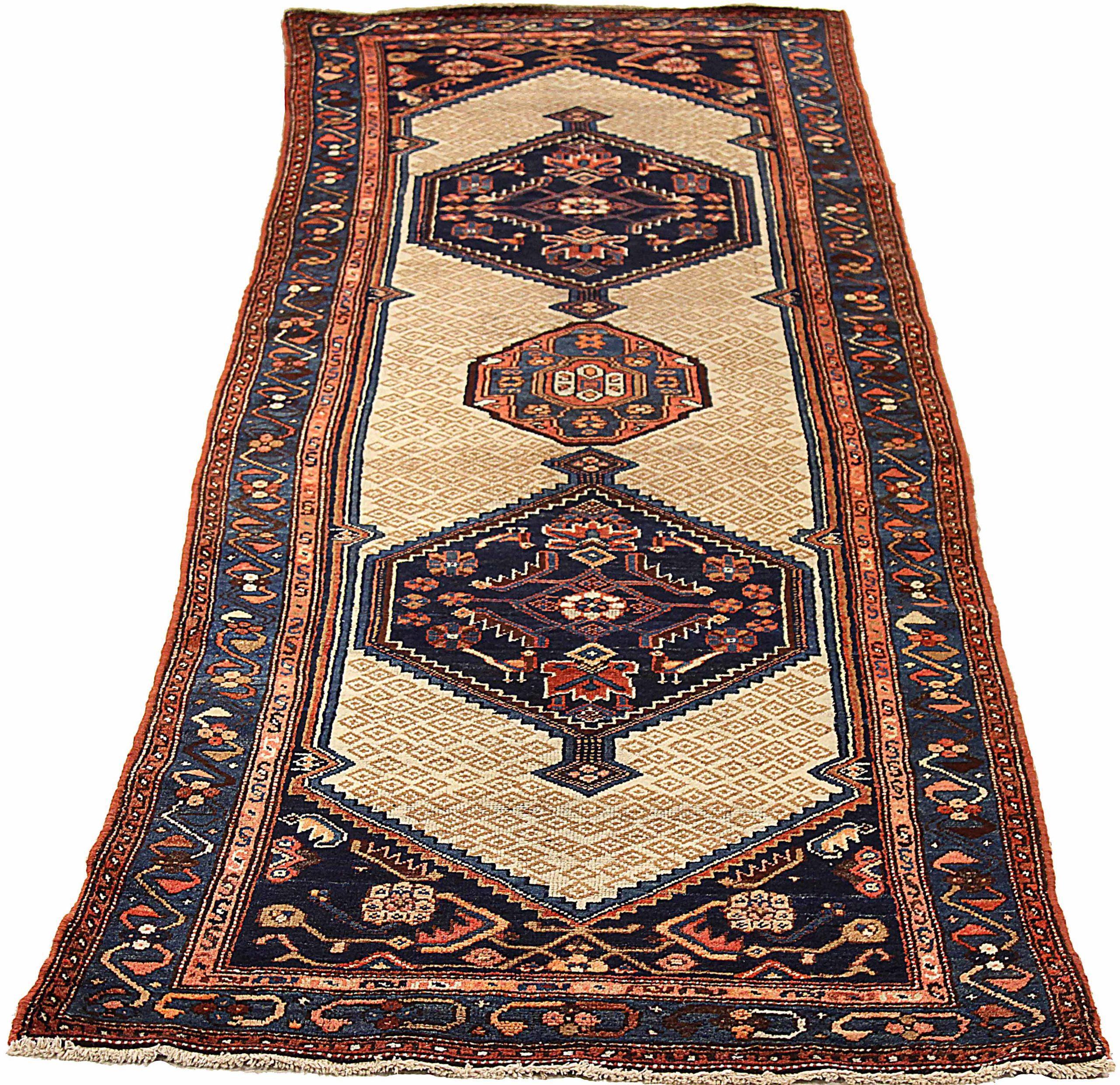 Entdecken Sie die Eleganz des persischen Zanjan-Teppichs mit Läufer aus der Zeit um 1910. Dieses exklusive Design aus Wolle und ElfenbeinMarineblauRot ist perfekt, um Ihren Raum zu verschönern.