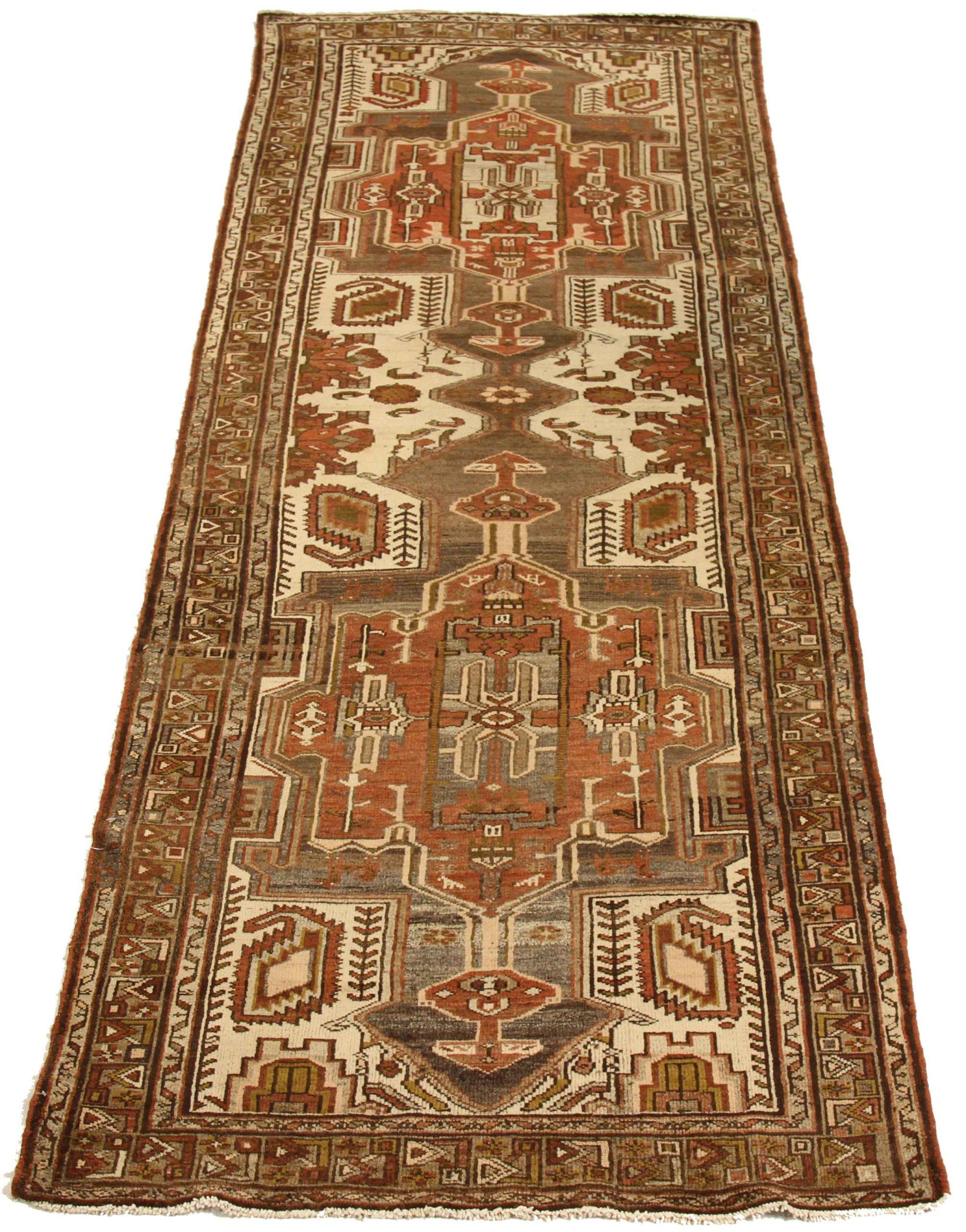 Entdecken Sie die Eleganz des persischen Zanjan-Teppichs mit Läufer. Dieses exklusive Design, das mit viel Liebe zum Detail entworfen wurde, ist perfekt, um Ihren Raum zu verschönern.