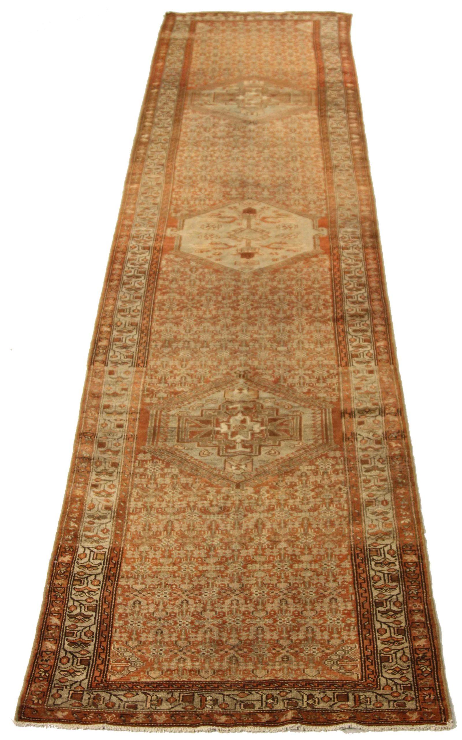 Entdecken Sie die Eleganz des persischen Zanjan-Teppichs mit Läufer. Dieses exklusive Design, das mit viel Liebe zum Detail entworfen wurde, ist perfekt, um Ihren Raum zu verschönern.