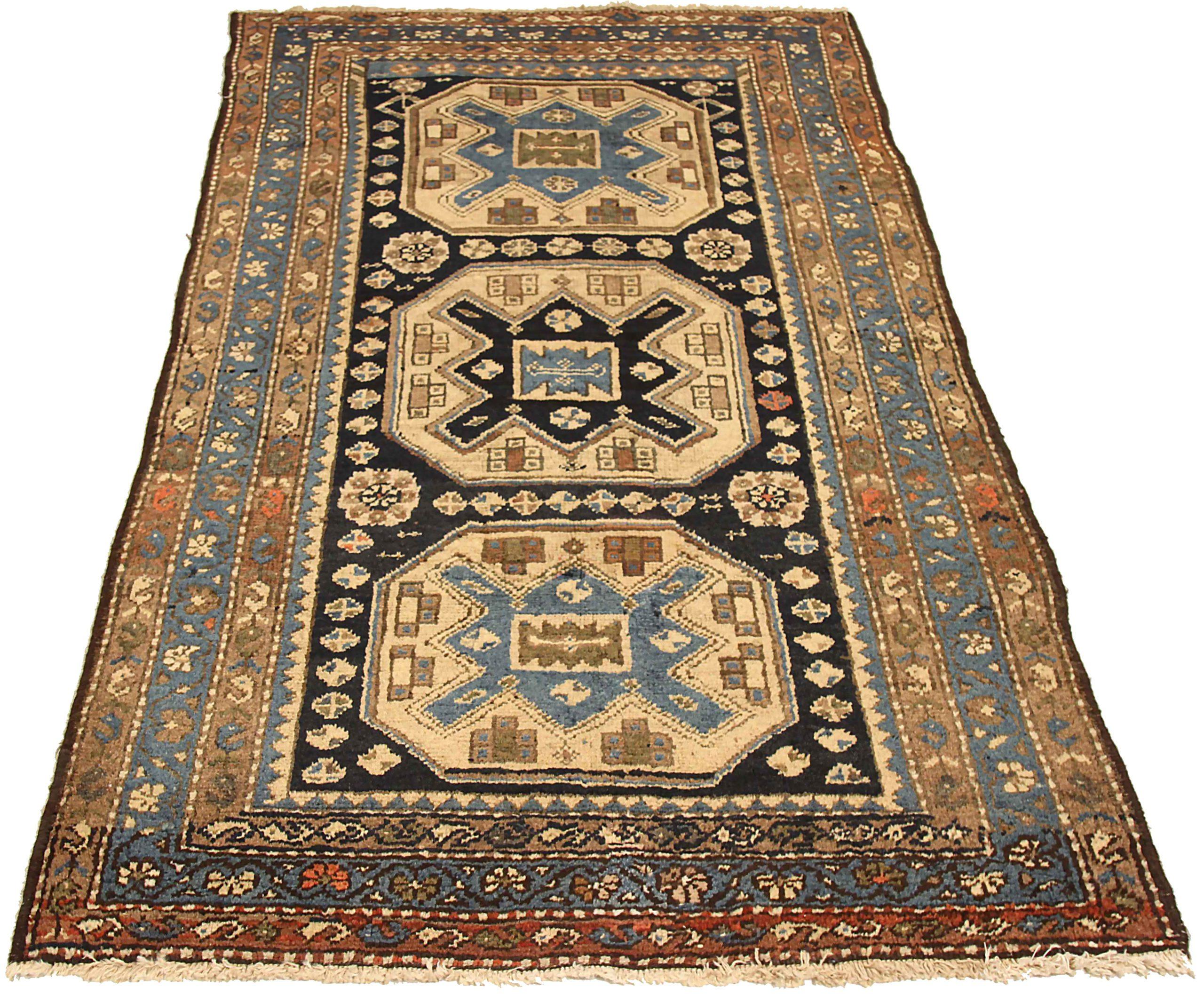 Entdecken Sie die Eleganz des persischen Zanjan mit dem kleinen Teppich von CIRCA 1880. Dieses exklusive Design aus Wolle und BlackBlueIvory ist perfekt, um Ihren Raum zu verschönern.