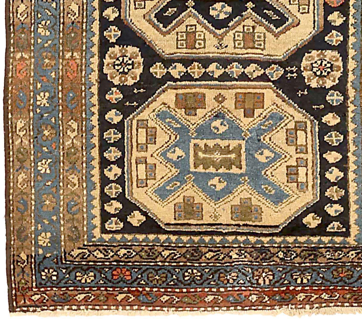 Persischer Zanjan Kleiner Teppich aus Wolle in Schwarz, Blau und Elfenbein 71292 (Asiatisch) im Angebot