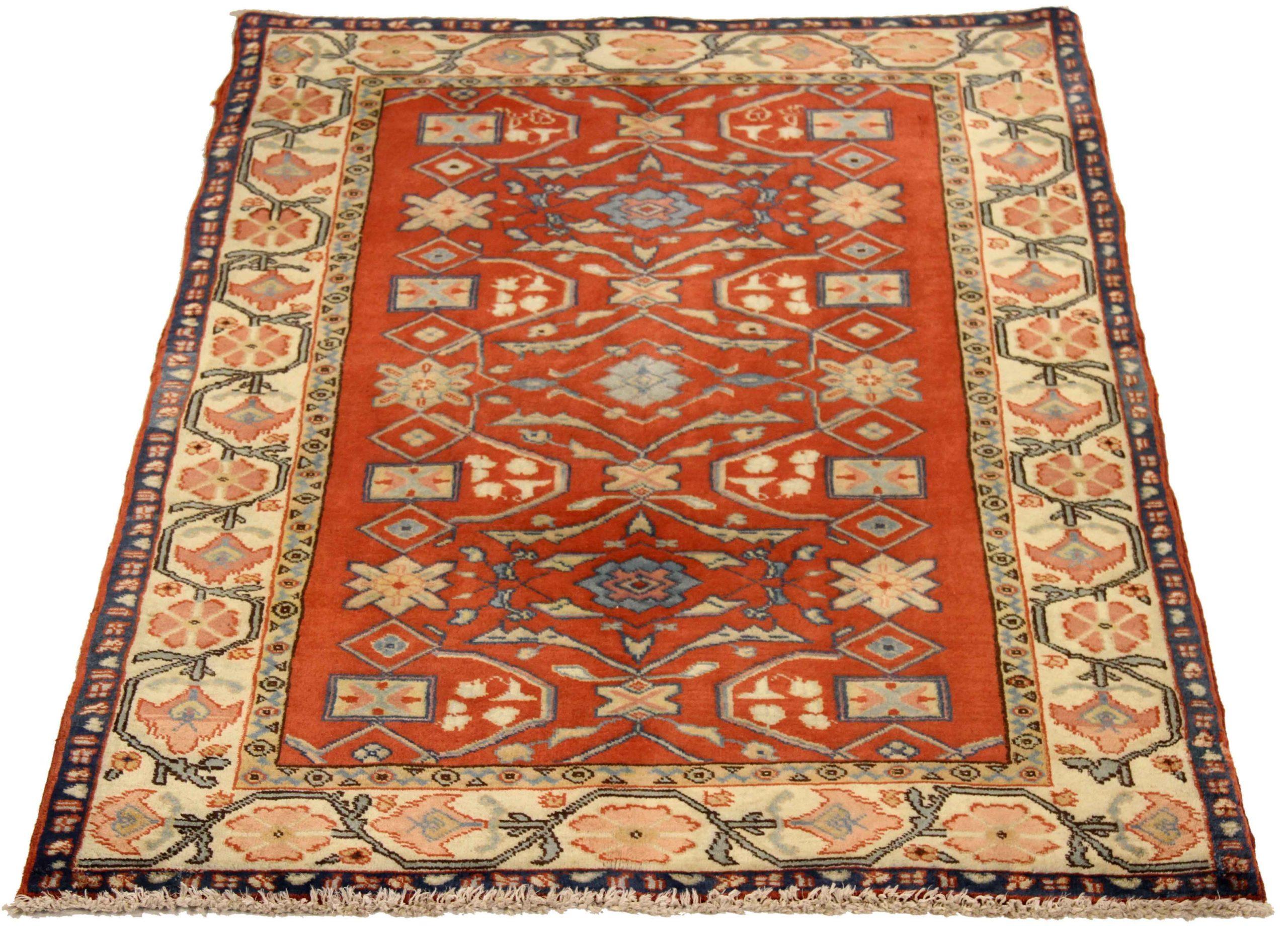 Scopri l'eleganza del tappeto persiano Zanjan di piccole dimensioni del 1880. Progettato con lana e blu-avorio-rosso, questo design esclusivo è perfetto per valorizzare il tuo spazio.