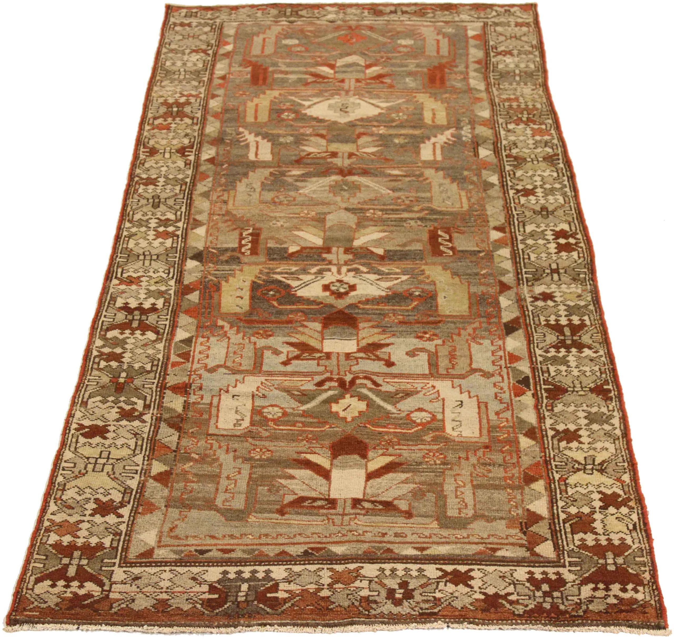 Entdecken Sie die Eleganz des persischen Zanjan mit dem kleinen Teppich von CIRCA 1880. Dieses exklusive Design aus Wolle und Braun-Elfenbein-Rot ist perfekt, um Ihren Raum zu verschönern.