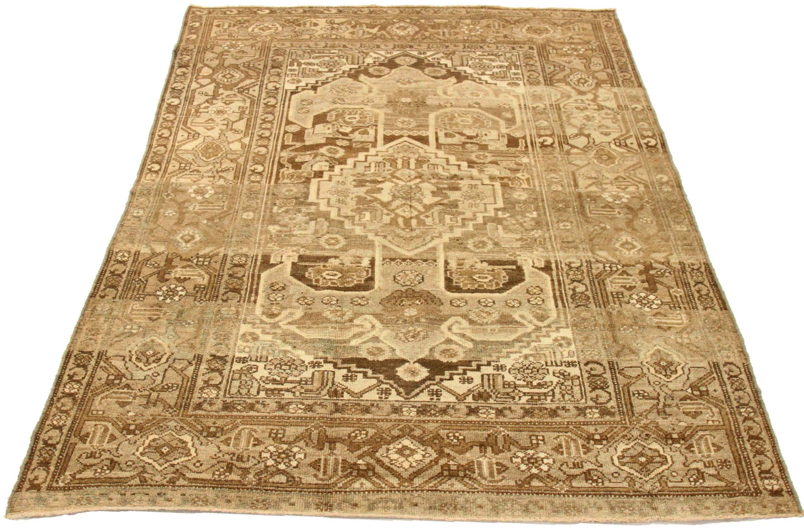 Scopri l'eleganza del tappeto persiano Zanjan di piccole dimensioni del 1880. Progettato con lana e marrone-avorio-tortora, questo design esclusivo è perfetto per valorizzare il tuo spazio.