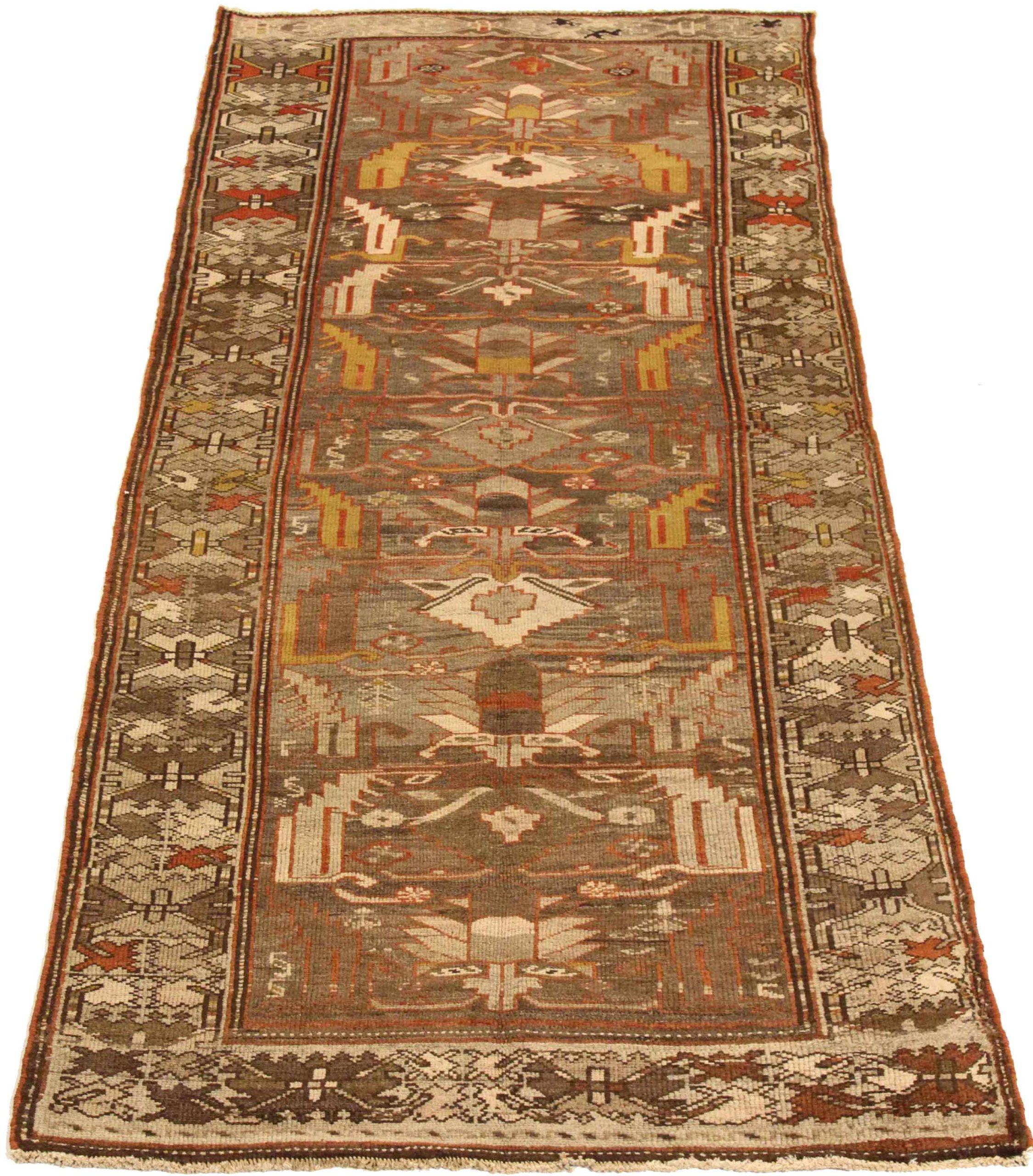 Entdecken Sie die Eleganz des persischen Zanjan mit dem kleinen Teppich von CIRCA 1880. Dieses exklusive Design aus Wolle und Braun-Elfenbein-Gelb ist perfekt, um Ihren Raum zu verschönern.
