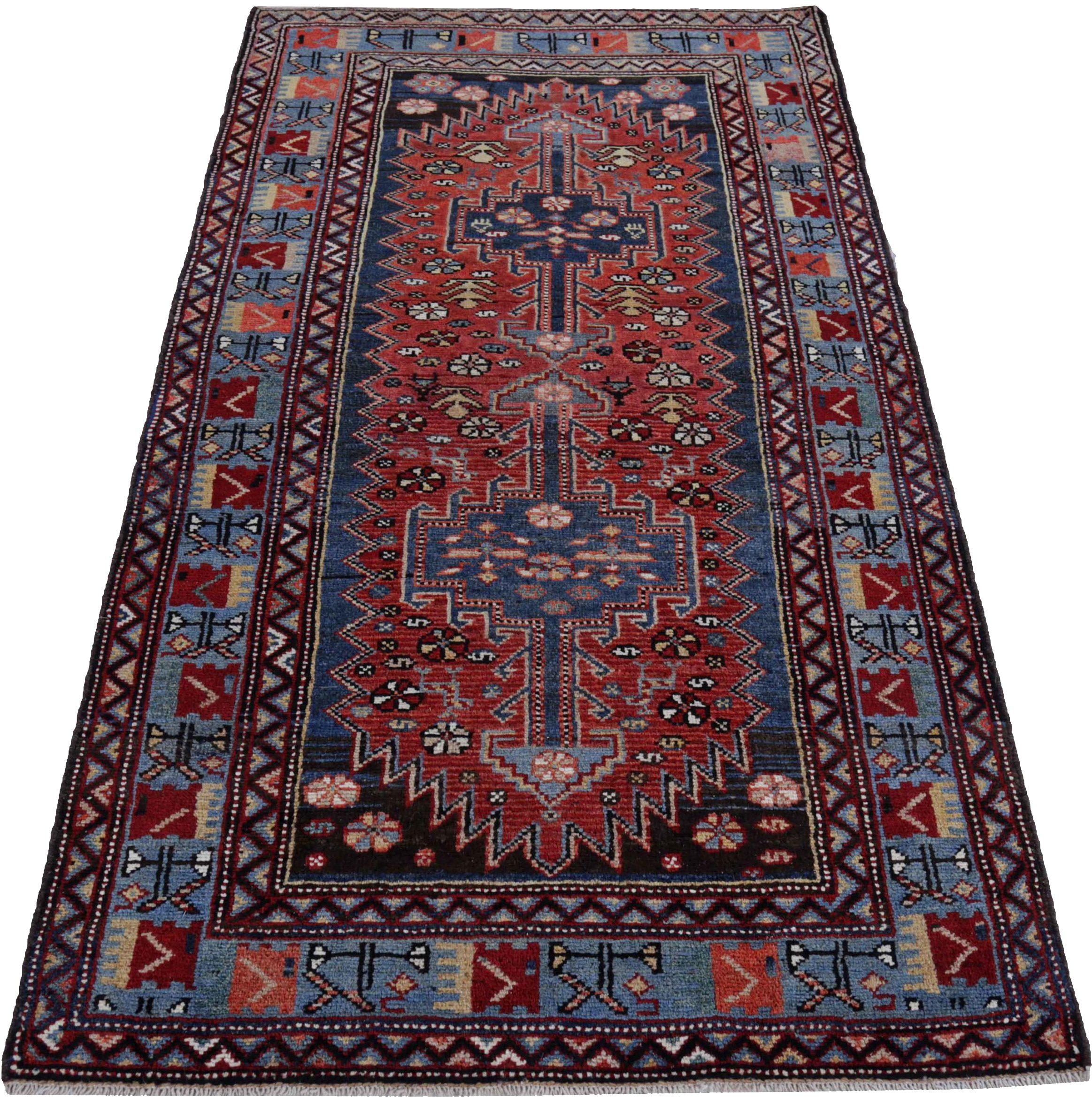 Scopri l'eleganza del tappeto persiano Zanjan di piccole dimensioni del 1910. Progettato con lana e BlueRed, questo design esclusivo è perfetto per valorizzare il tuo spazio.