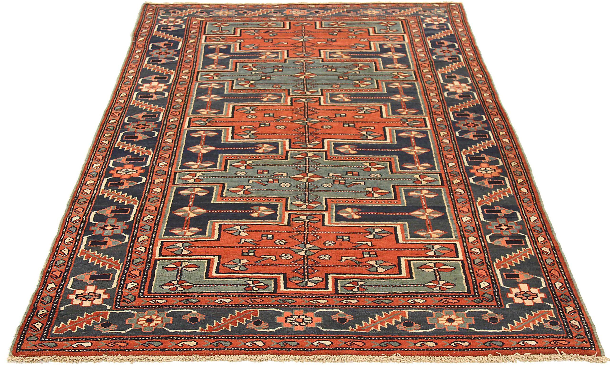 Découvrez l'élégance du petit tapis persan de Zanjan, datant de 1910. Conçu avec de la laine et du bleuNavyRed, ce design exclusif est parfait pour mettre en valeur votre espace.