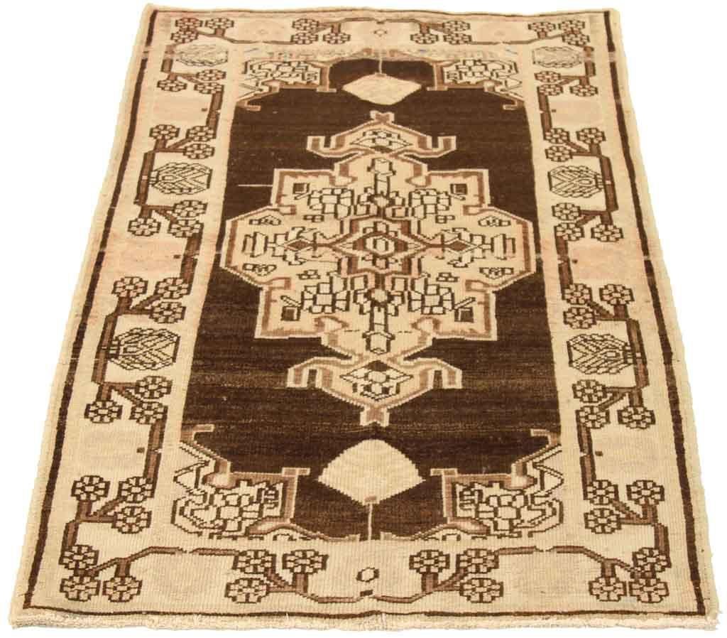 Entdecken Sie die Eleganz des persischen Zanjan mit dem kleinen Teppich von CIRCA 1910. Dieses exklusive Design aus Wolle und Braun-Elfenbein ist perfekt, um Ihren Raum zu verschönern.
