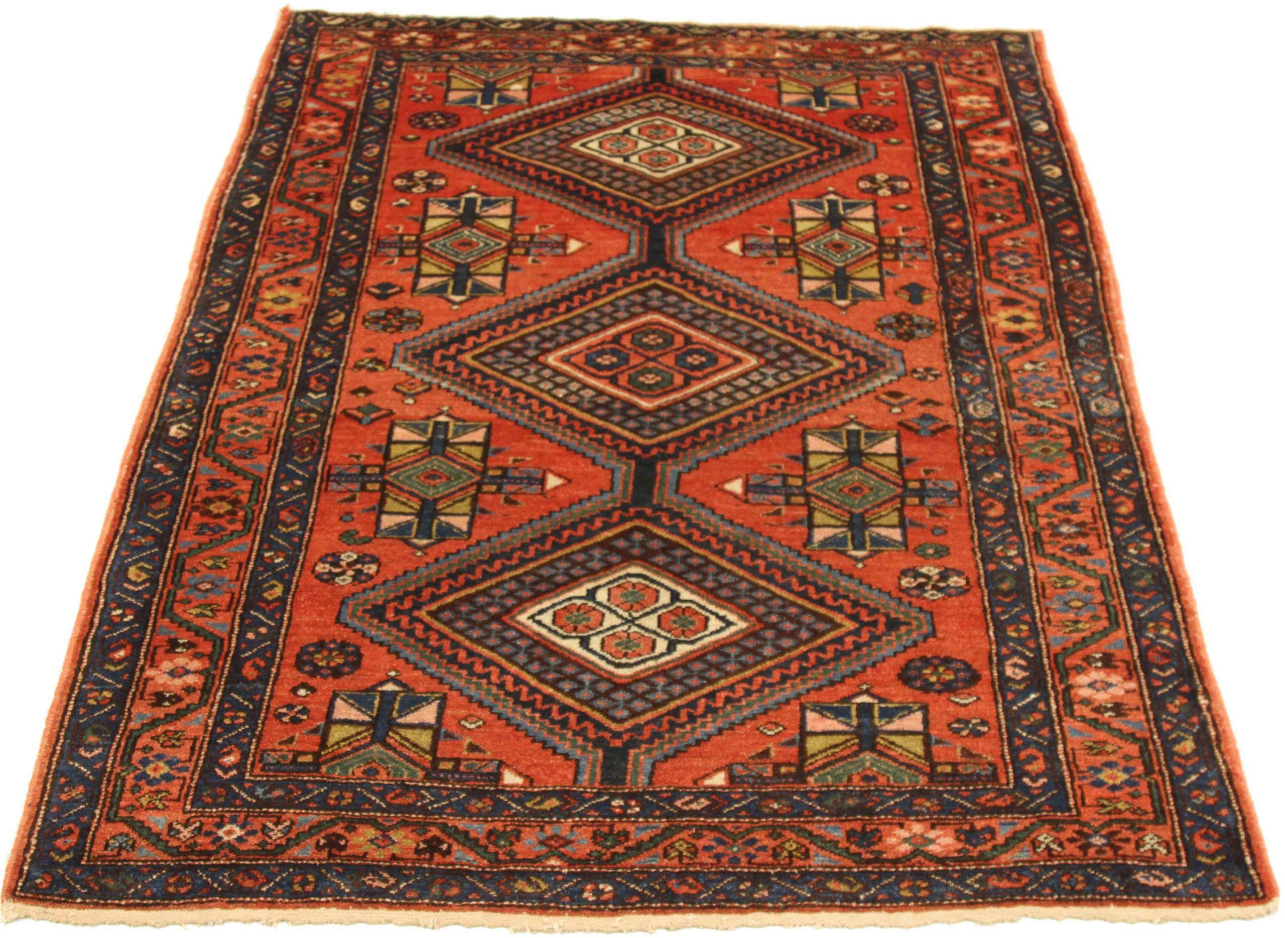 Entdecken Sie die Eleganz des persischen Zanjan mit dem kleinen Teppich von CIRCA 1910. Dieses exklusive Design aus Wolle und Marineblau-Purpelgelb ist perfekt, um Ihren Raum zu verschönern.