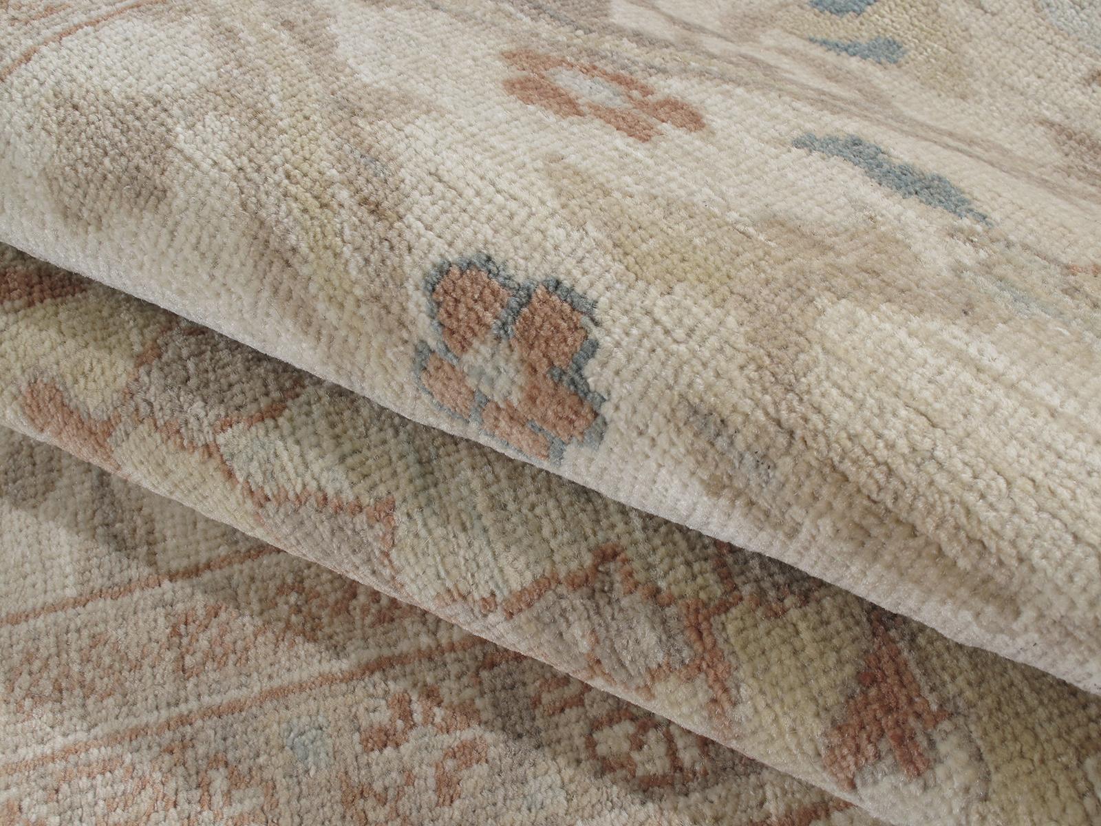 Fabriqué en Iran, ce tapis fait partie de la collection Zieglar Sultanabad : En 1875, la société anglo-suisse Zieglar and Co. produisait des tapis dans la région occidentale de la Perse. Ils ont allié tradition et innovation en faisant appel à des