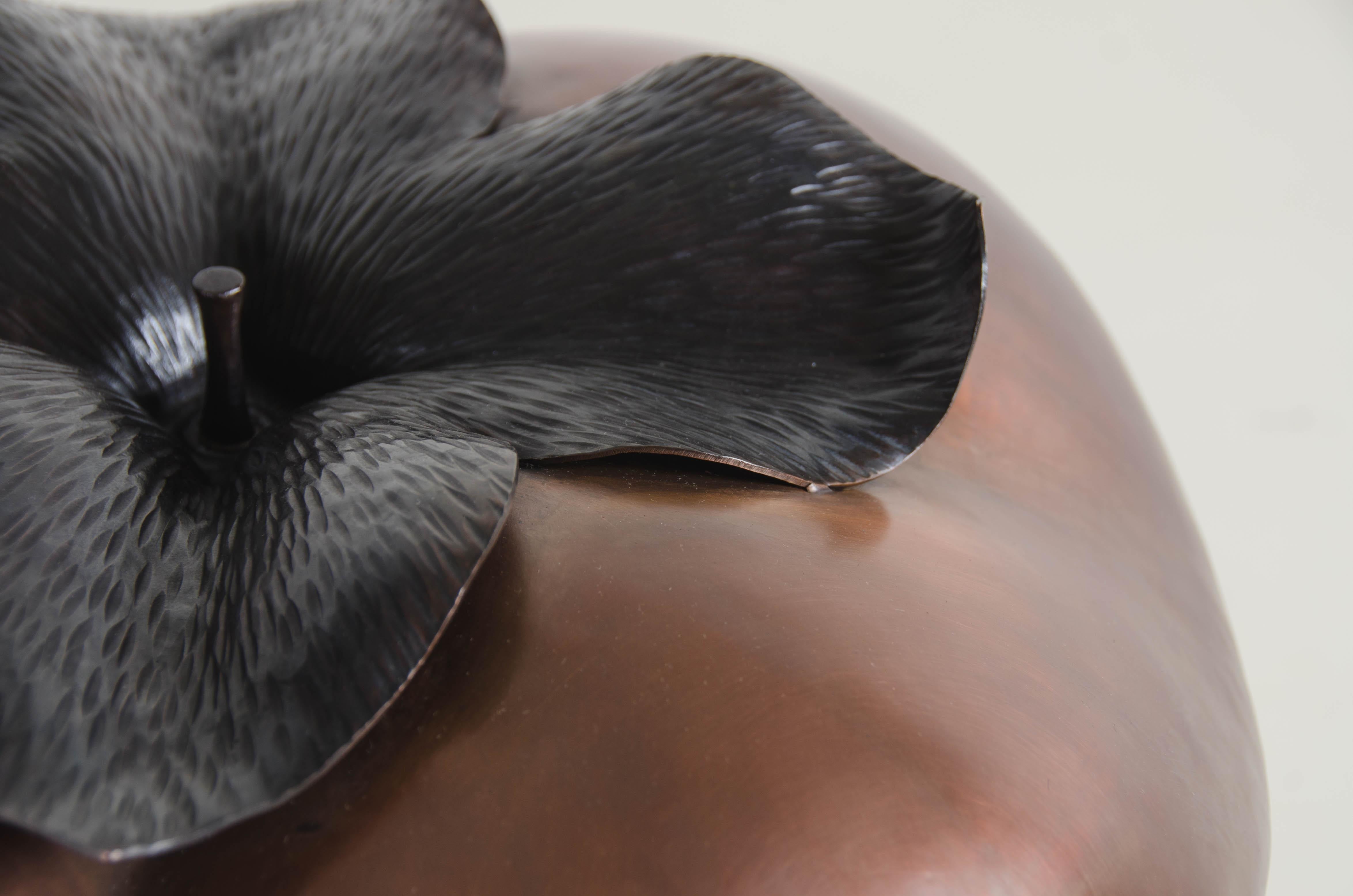 Repoussé Sculpture de moineau:: cuivre de Robert Kuo:: repoussé à la main:: édition limitée en vente