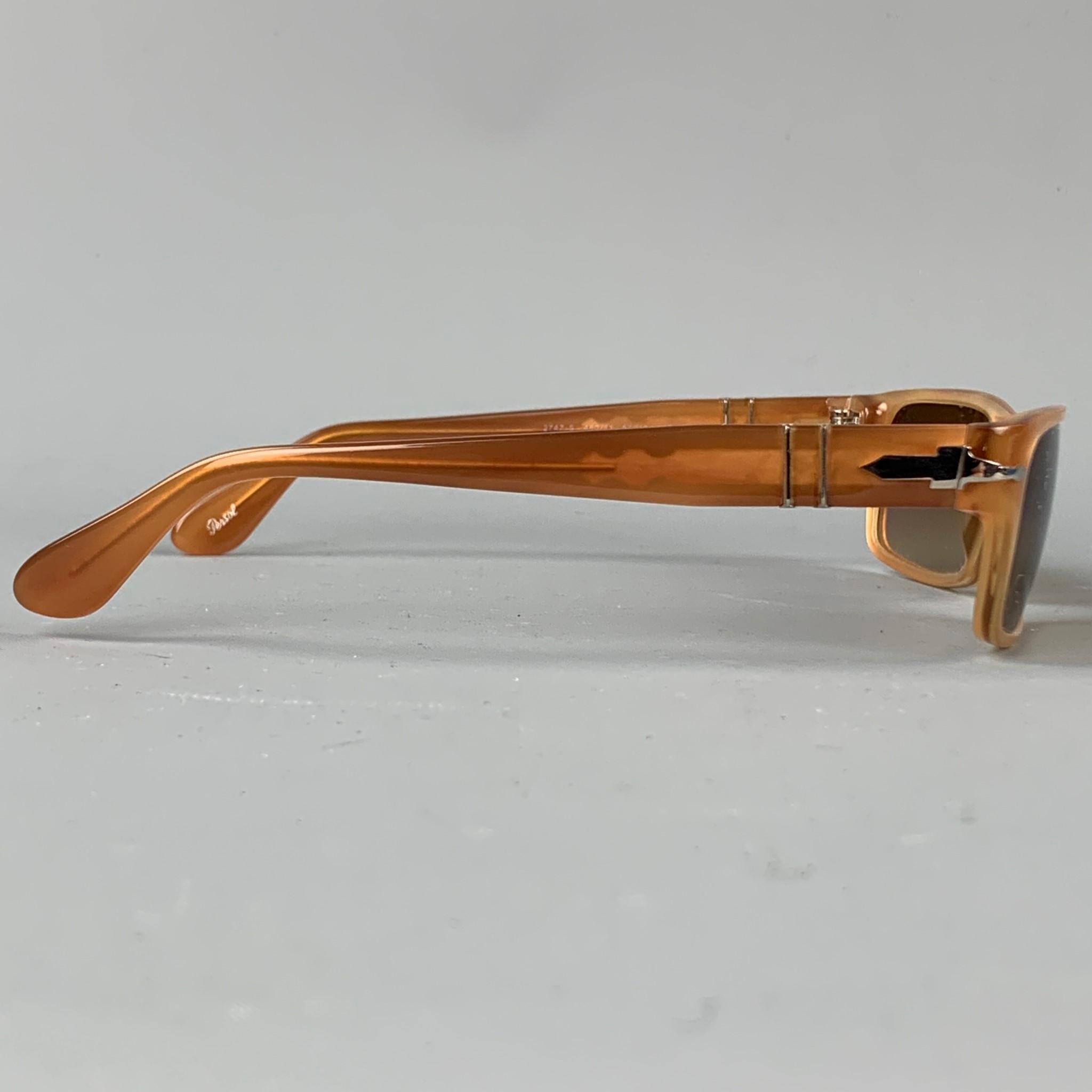 PERSOL sunglasses comes in a beige acetate with silver tone details. Comes with box. Handmade in Italy.

Very Good Pre-Owned Condition.
Marked: 2747-S 480/51 57-16 140 2N

Measurements:

Length: 14 cm.
Height: 3.5 cm. 