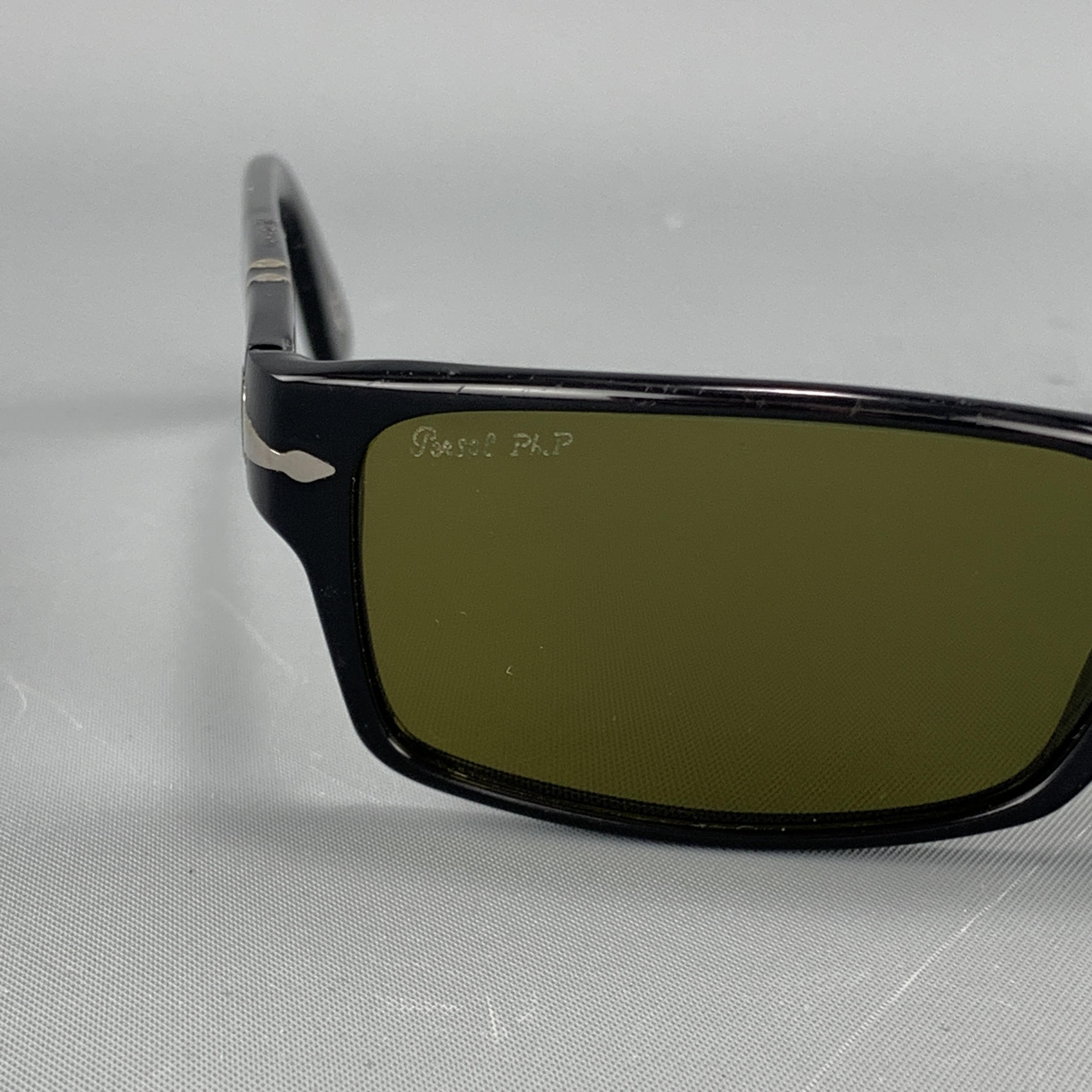 PERSOL sunglasses come in black acetate with silver tone accents and green rectangular lenses. Made in Italy.

Good Pre-Owned Condition.
Marked: 2747-S 95/24 57 16 140 3F

Measurements:

Length:14 cm.
Height: 3.75 cm.