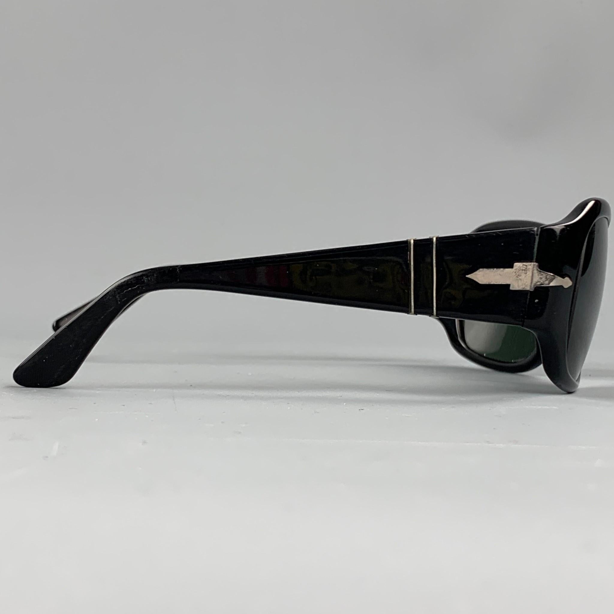 PERSOL sunglasses comes in a black acetate with silver tone hardware details. Comes with box.

Good Pre-Owned Condition.
Marked: 95/31 56/16 125

Measurements:

Length: 13 cm. 
Height: 3 cm. 