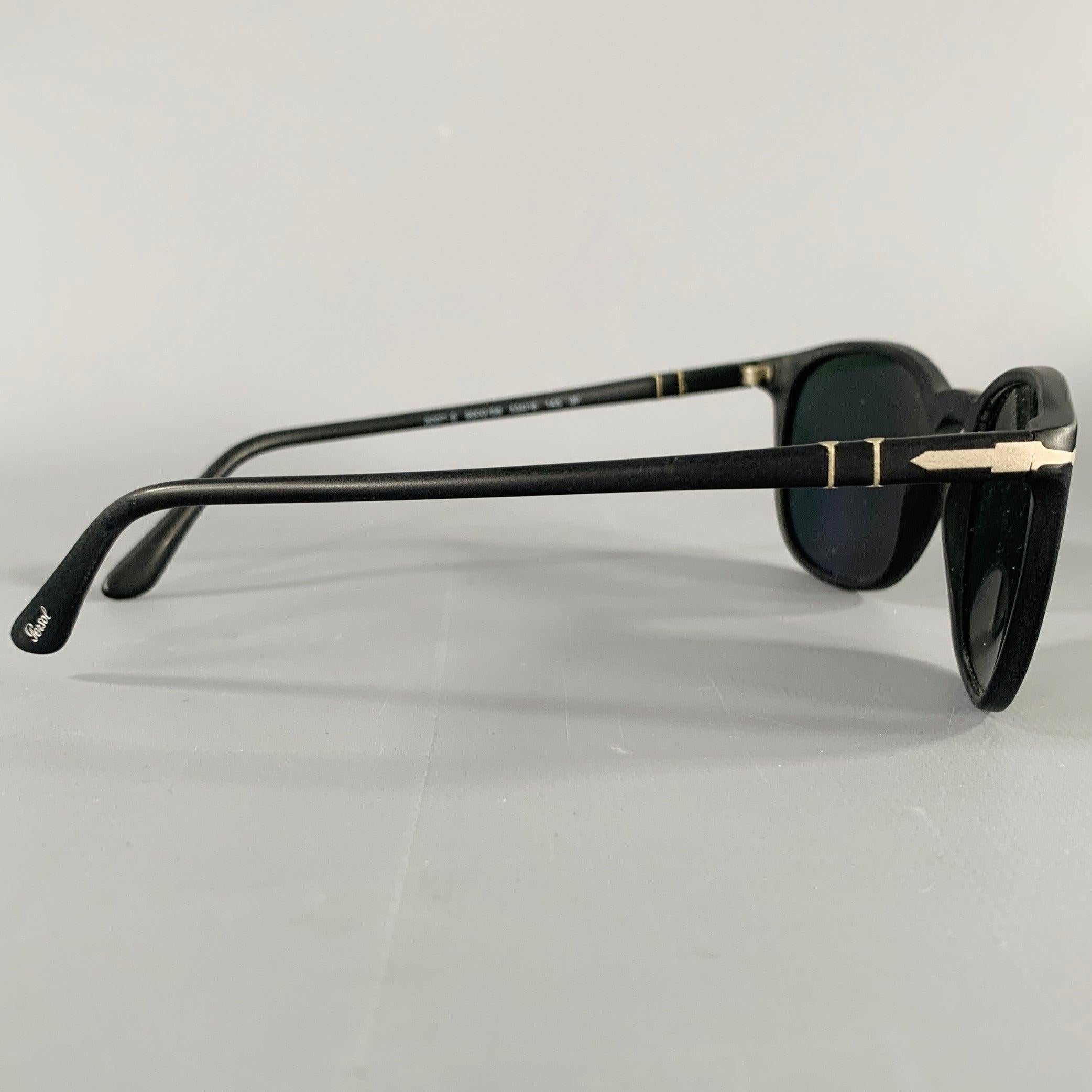 PERSOL-Sonnenbrillen
aus schwarzem Acetat mit silberfarbenen Metallbügeln und polarisierten Gläsern. Wird mit Etui geliefert. Handgefertigt in Italien, sehr guter gebrauchter Zustand. 

Markiert:   3007-S 9000/58 53 18 145 3P 

Abmessungen: 
 