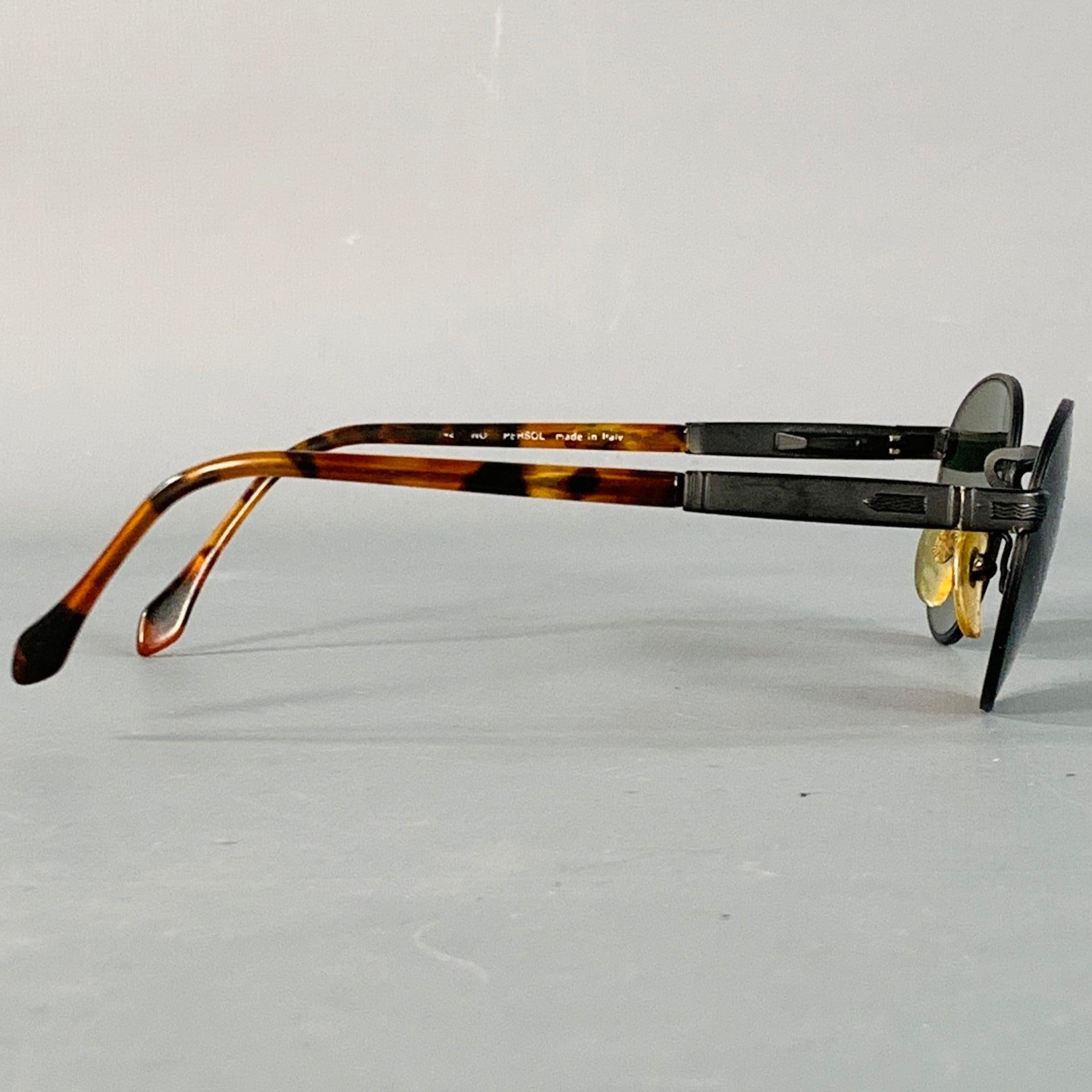 Gafas de sol PERSOL
de metal negro con patillas de carey y forma redonda. Viene con estuche y caja. Gafas de sol fabricadas en Italia, estuche fabricado en Rumanía. 

Marcado:   no marcada, parcialmente descolorida. 

Medidas: 
  Anchura del marco: