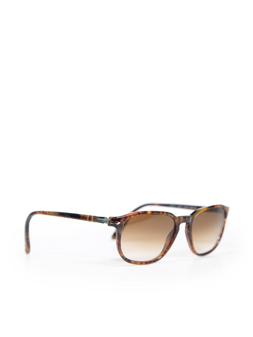 CONDITION is Very good. Hardly any visible wear to the sunglasses is evident on this used Persol designer resale item. This item comes with an original case and box.
 
 
 
 Details
 
 
 Brown
 
 Acetate
 
 D-frame sunglasses
 
 Tortoiseshell