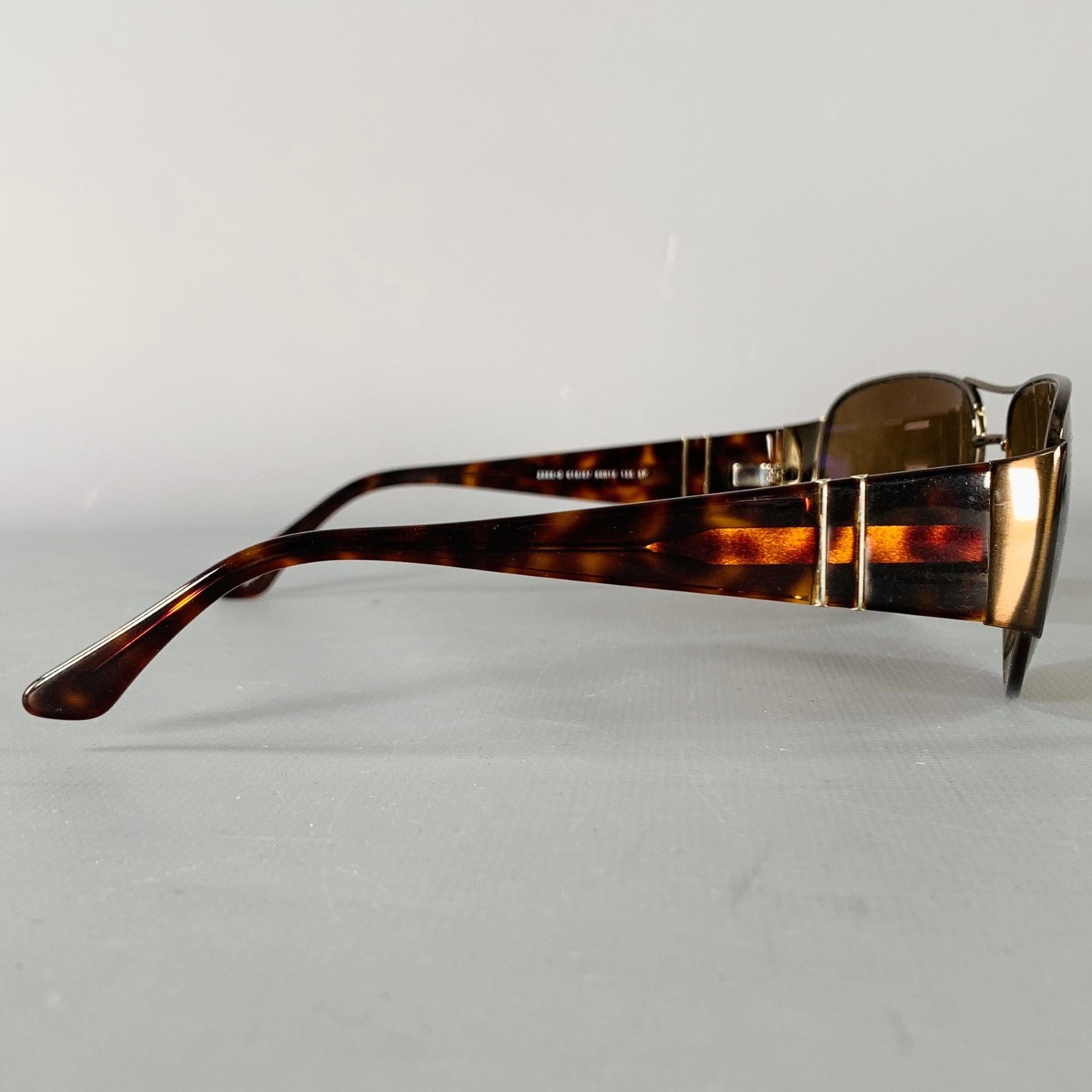 PERSOL-Sonnenbrillen
aus braunem Metall mit Schildpattbügeln, Aviator-Stil und polarisierten Gläsern. Wird mit Etui geliefert. Made in Italy. sehr guter gebrauchter Zustand.  

Markiert:   2305-S 618/57 

Abmessungen: 
  Rahmenbreite: 13,75