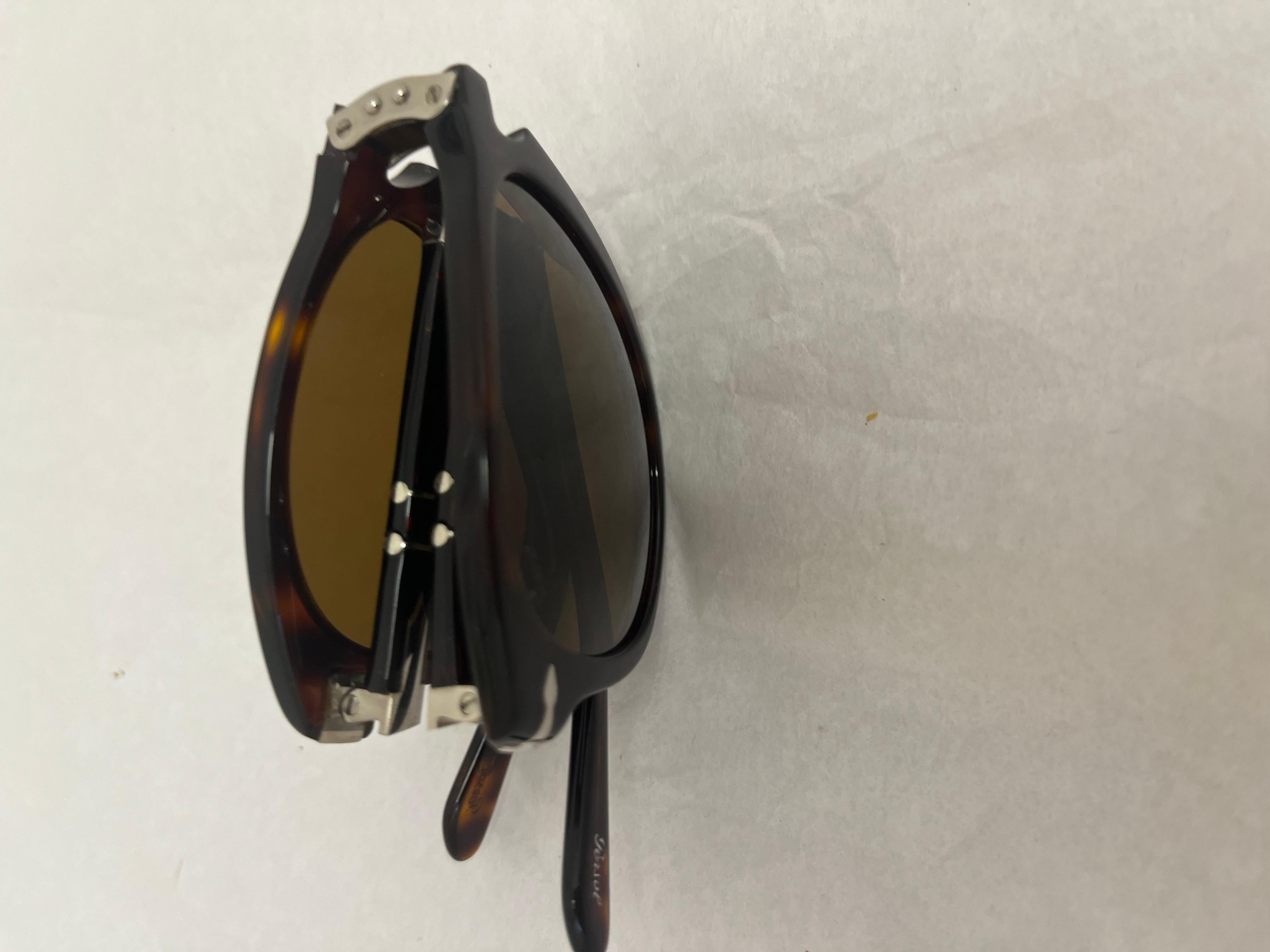 So practical! These Persol folding sunglasses are half the size of normal sunglasses and can even be put in your pocket.
The frame are plastic and the color is Havana. The lens are brown and the size is 52. 
They offer complete UV protection.
Persol
