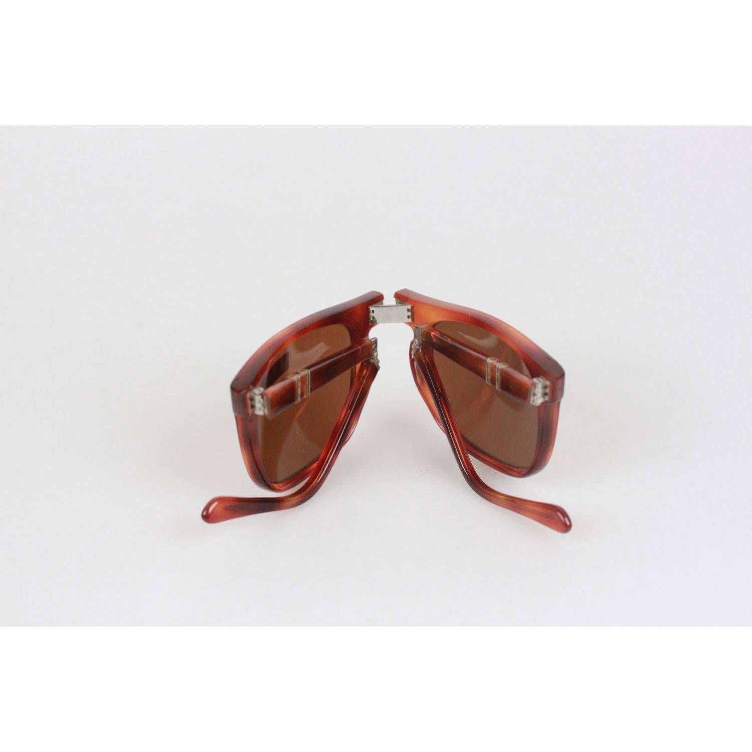 Legendary Original Vintage Persol Meflecto Ratti 807 folding Sunglasses
Brown Acetate frame, with original Persol brown glass lens
Meflecto System. Rare Piece
New Old Stock - Never Worn or Used - they will come with a GENERIC RIGID