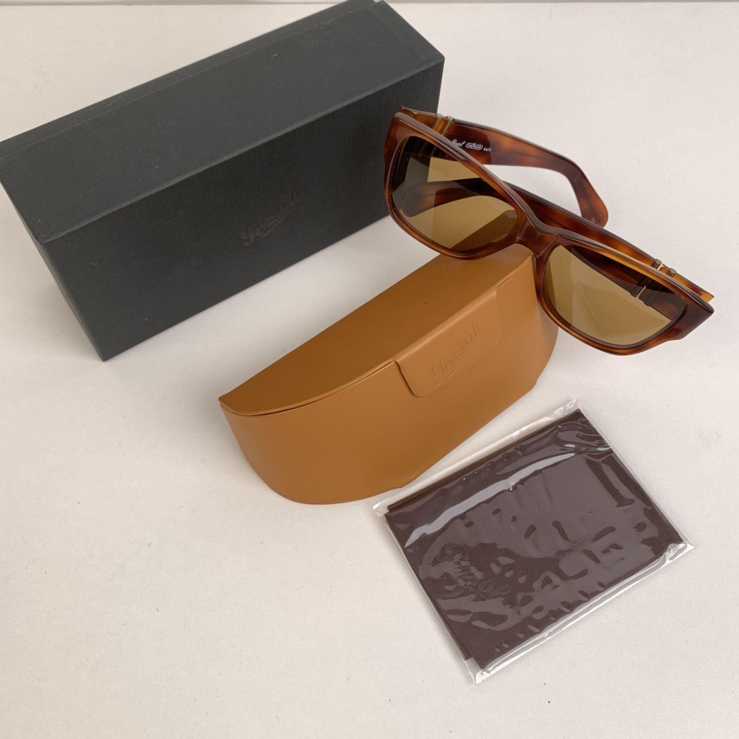 Legendary Model 69218 - Miami. Worn by famous Hollywood actors (Don Johnson - Miami Vice). Original Vintage. Persol original lenses, with logo etched or left lens, top right corner (see pictures).



Details

MATERIAL: Acetate

COLOR: Brown

MODEL: