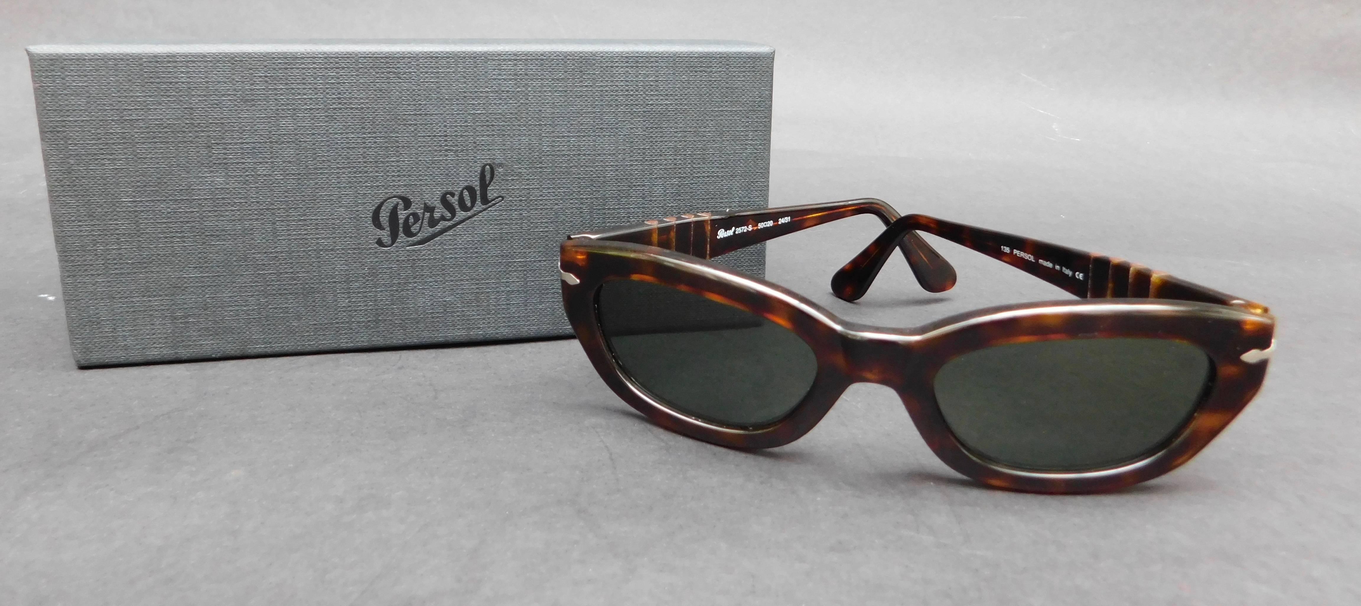 Brown tortoise style Persol sunglasses with dark green lenses from the 1990's.
Model 2572-s 
50-20
24/31
14 cm wide (5.50