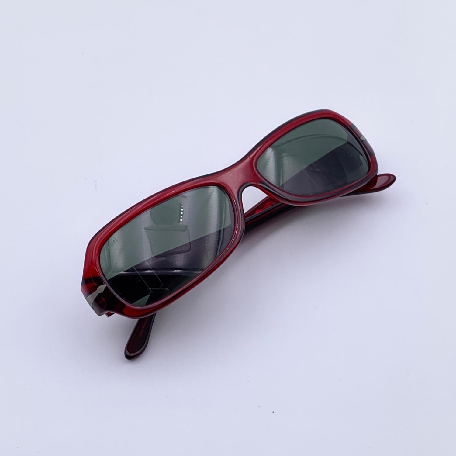Legendary PERSOL RATTI Vintage Rectangle Sunglasses - Mod. 2807-S - 135 - 56/15 - 126/31. Red acetate frame. Grey original Persol lenses- 100% UV protection- Flexible temple (thanks to MEFLECTO System). Made in Italy

Details

MATERIAL:
