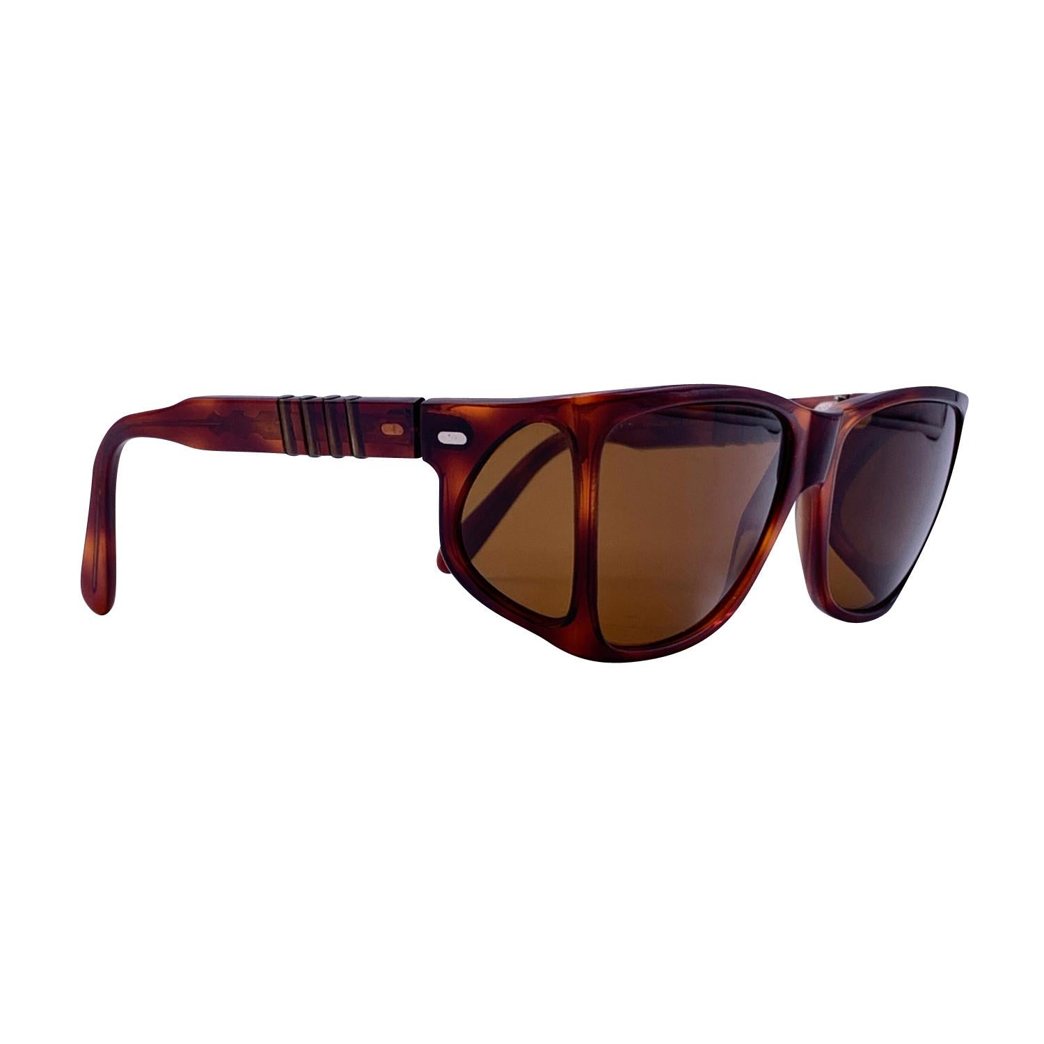 Vintage Persol Ratti Sonnenbrille, mod. 009. Original Seitenscheiben - Seite/Glas. Flexibler Bügel durch patentiertes Meflecto-System. Brauner Schildkrötenrahmen. Original braune Gläser mit 100% UV-Schutz (PERSOL-Logo auf beiden Gläsern). Wird mit