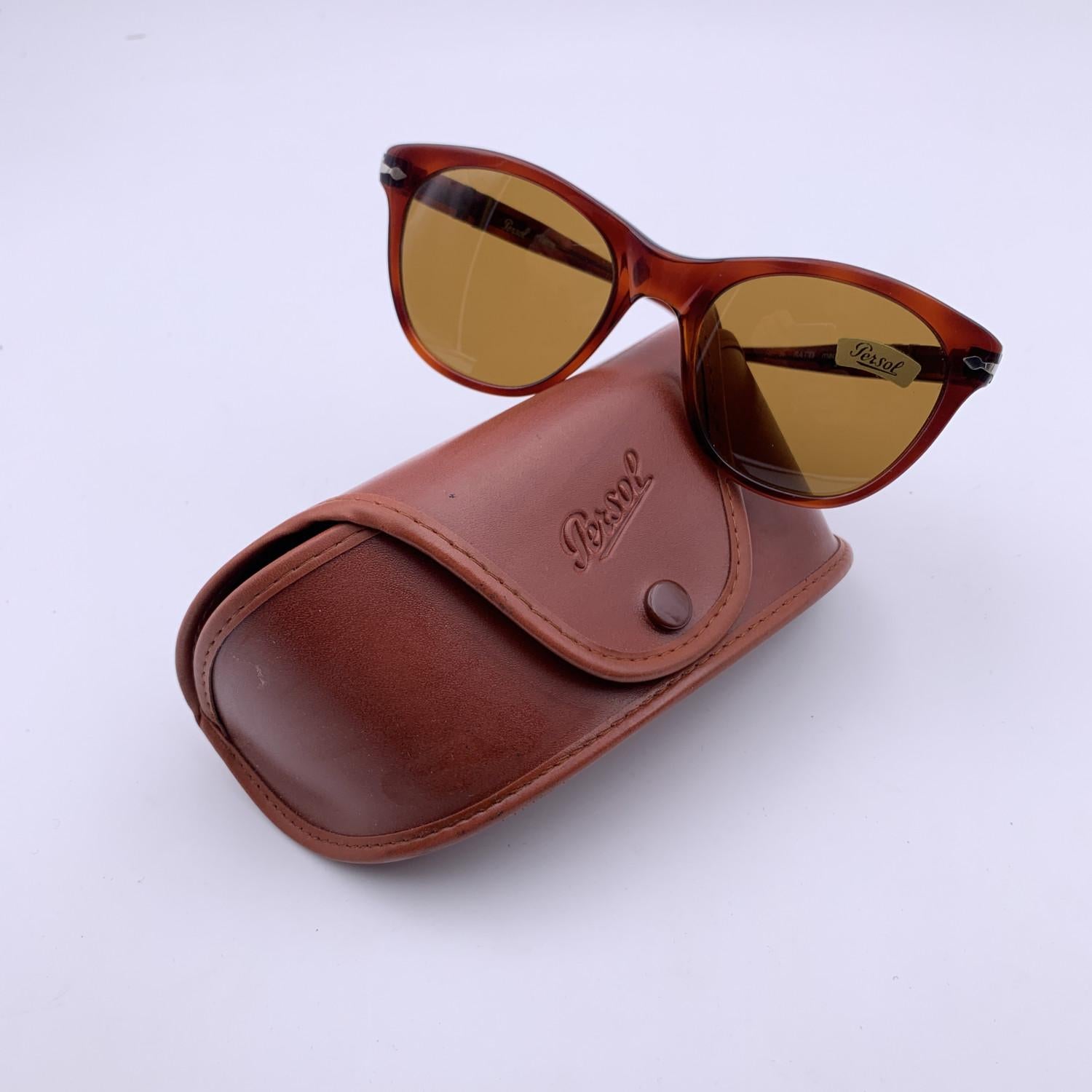 Persol Ratti sunglasses mod. 69238 from the 80s. Brown acetate frame with original Persol brown lenses ( (PERSOL signature mark on right lens). Meflecto flexible system on temples. Made in Italy

Details

MATERIAL: Acetate

COLOR: Brown

MODEL: