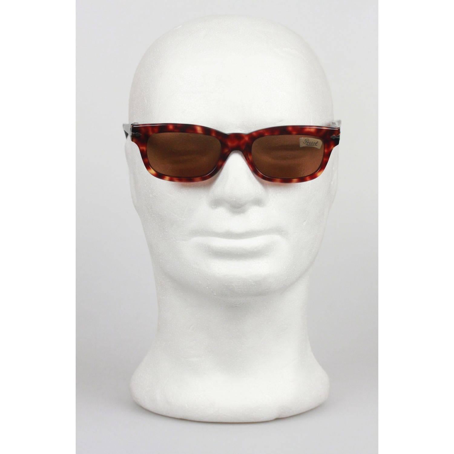 - Unisex designer shades by Persol Ratti from Italy - Brown tortoise plastic frame - flexible Meflecto System - high-end mineral lenses (100% UV) with Persol logo - made in Italy - Mod.841/29

MATERIAL:

Acetate

COLOR:

Brown

LENS