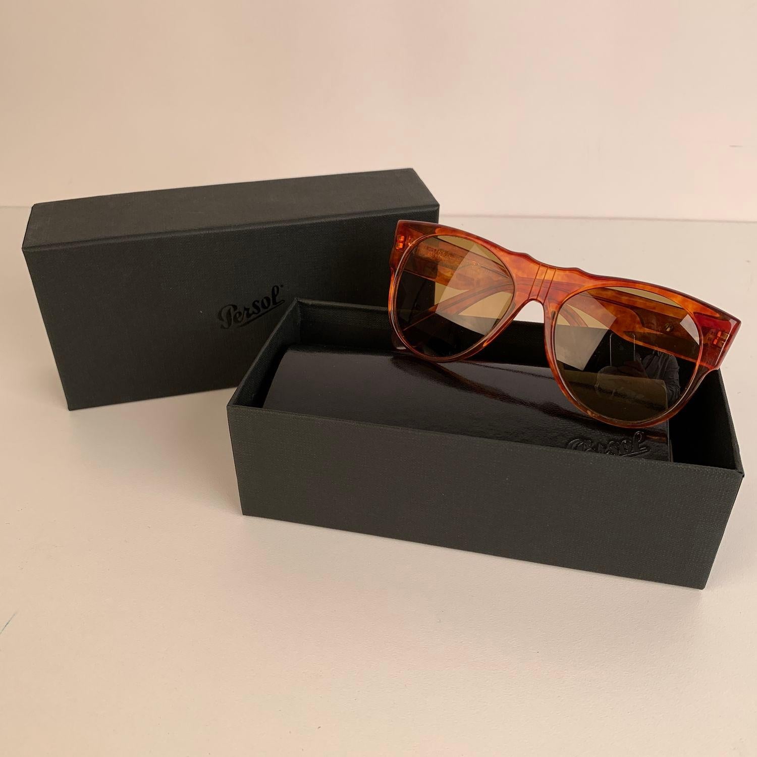 Very rare model ANDREA 50. In excellent condition, with original Persol brown lens.
Frame color / effect: Brown translucent tortoise shell frame(Gold metal PERSOL logo on the sides). Lens color / effect: Brown (PERSOL signature mark on right
