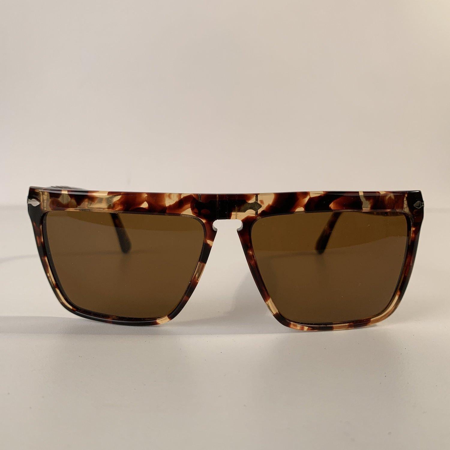 MATERIAL: Acetate COLOR: Brown MODEL: 801/52 GENDER: Adult Unisex SIZE: Medium Condition A+ - MINT NOS - New Old Vintage Stock - Mint Condition, never worn or used - Comes with a Persol Case Measurements EYEWEAR MAX WIDTH:135 mm TEMPLE MAX. LENGTH: