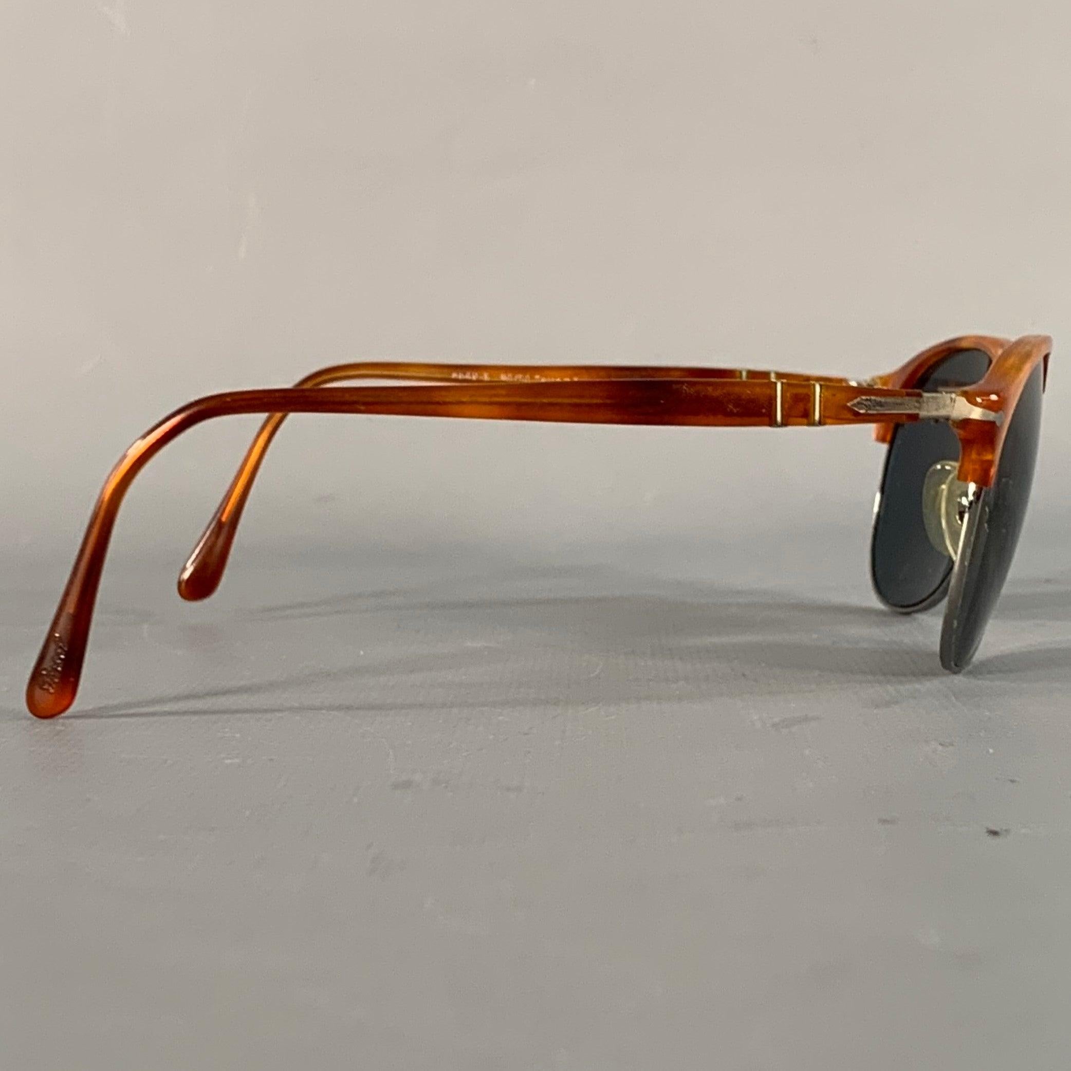 Lunettes de soleil PERSOL
en métal argenté et acétate d'écaille, avec un style sans bord, des branches en métal argenté et des lentilles teintées. Livré avec un étui en cuir. Fabriqué à la main en Italie. Excellent état d'occasion. 

Marqué :  