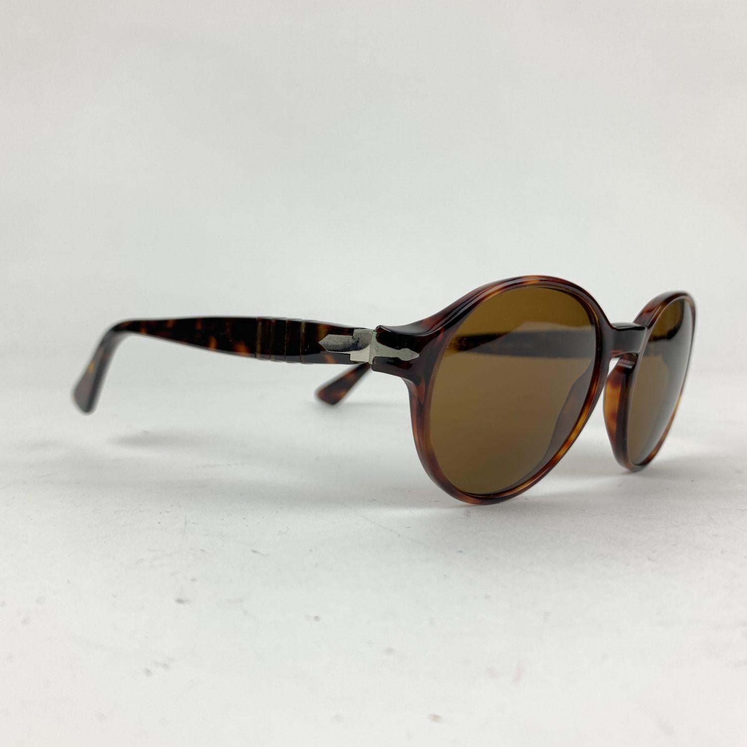 PERSOL Vintage Sunglasses- Model: 862. Brown acetate rounded frame, with original Persol brown 100% UV protection lenses PERSOL mark on each lens). Meflecto System on arms, that provide flexibility in the ear stems. Made in Italy. Style & Refs: 862