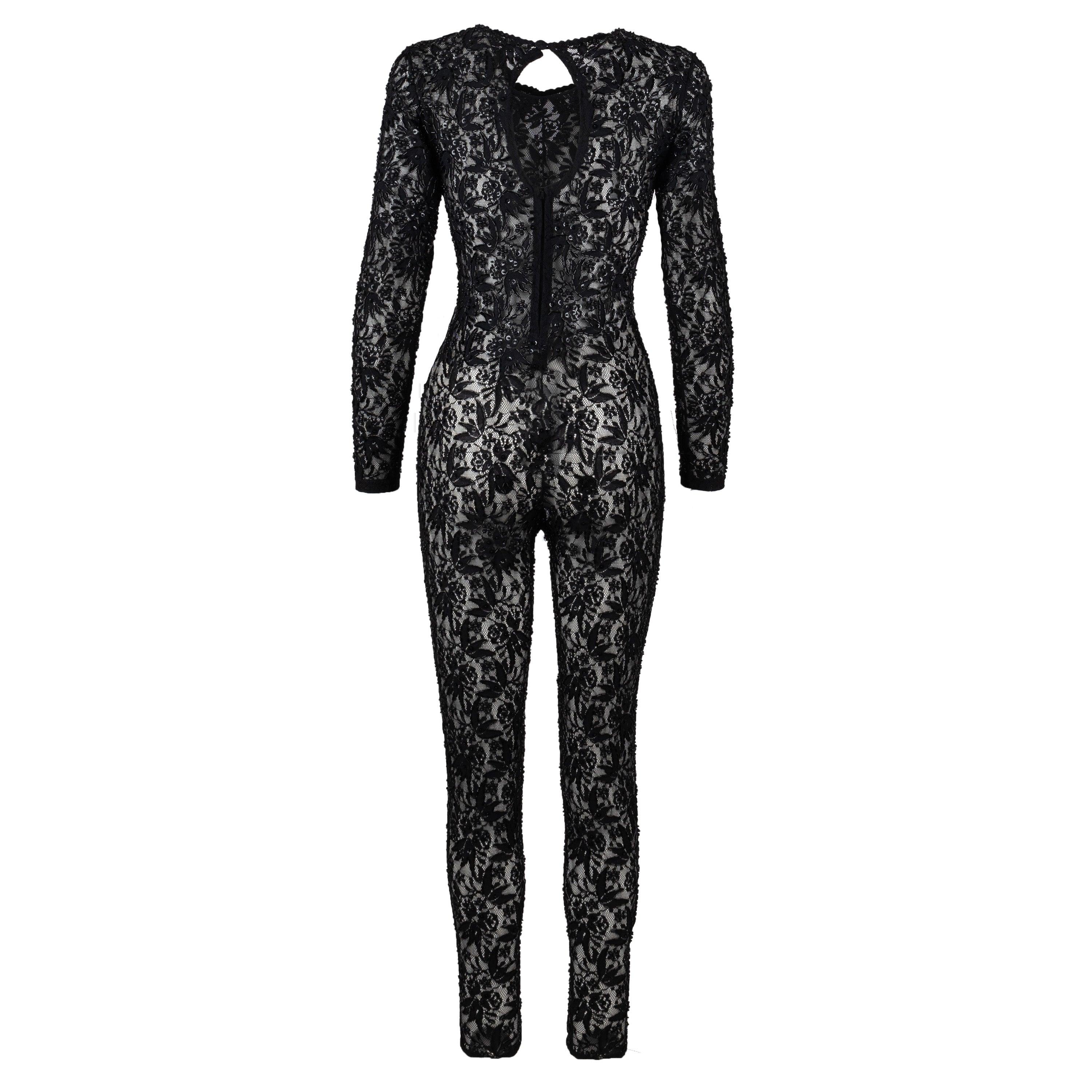 Questa tuta di Personal Effects è caratterizzata da accenti di pizzo floreale e abbellimenti di perline, che combinano uno stile chic ed elegante. La splendida sovrapposizione di rete crea una silhouette aderente, mentre lo scollo a barchetta e le
