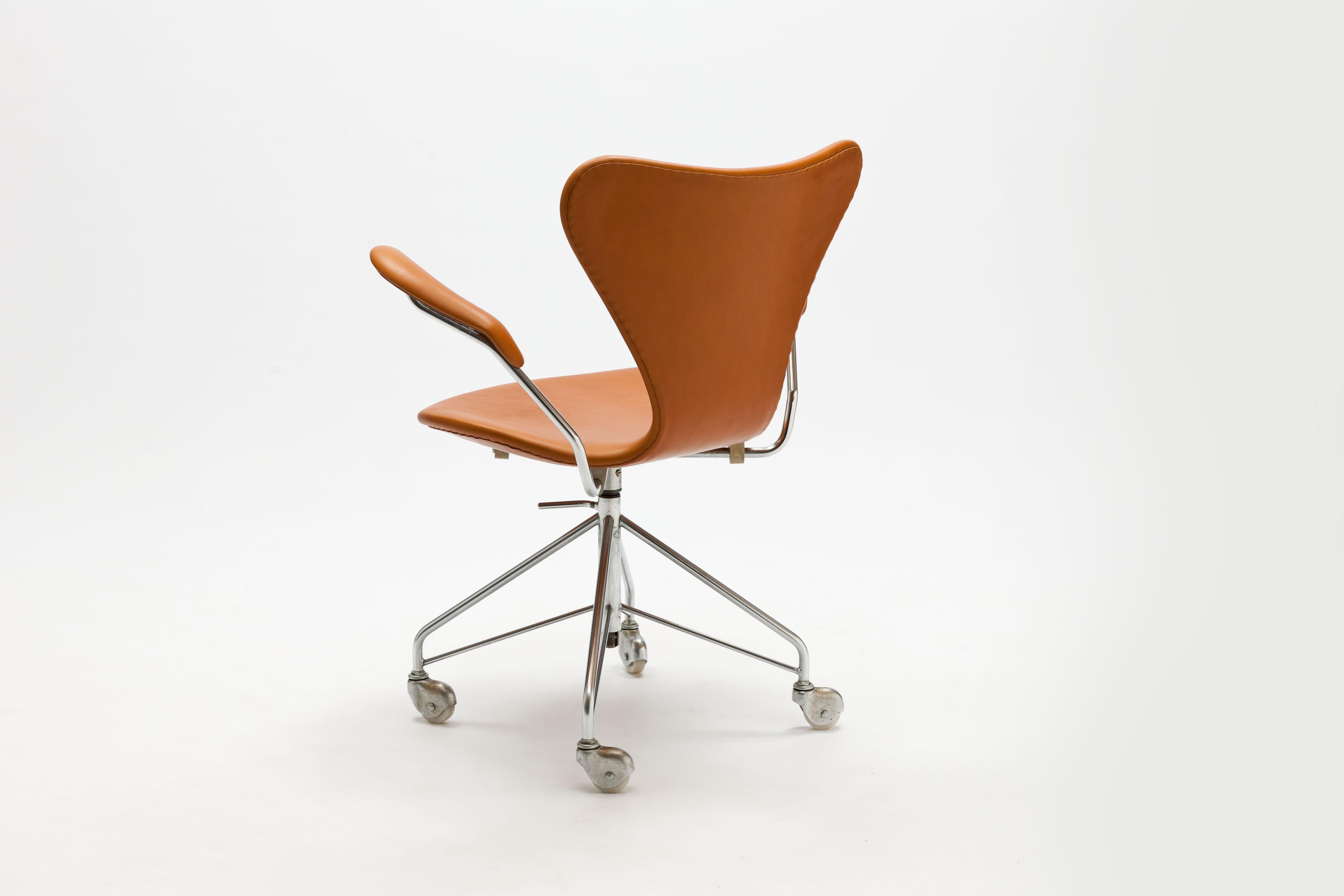 This listing includes the following 4 items for Sony: 

* Item: LU932713307582 = 2 x vintage 'Bird' swivel office chairs by Kastholm - Fabricius, according listing 
* item: LU932714127361 = 1 x vintage cognac leather swivel desk chair by Arne