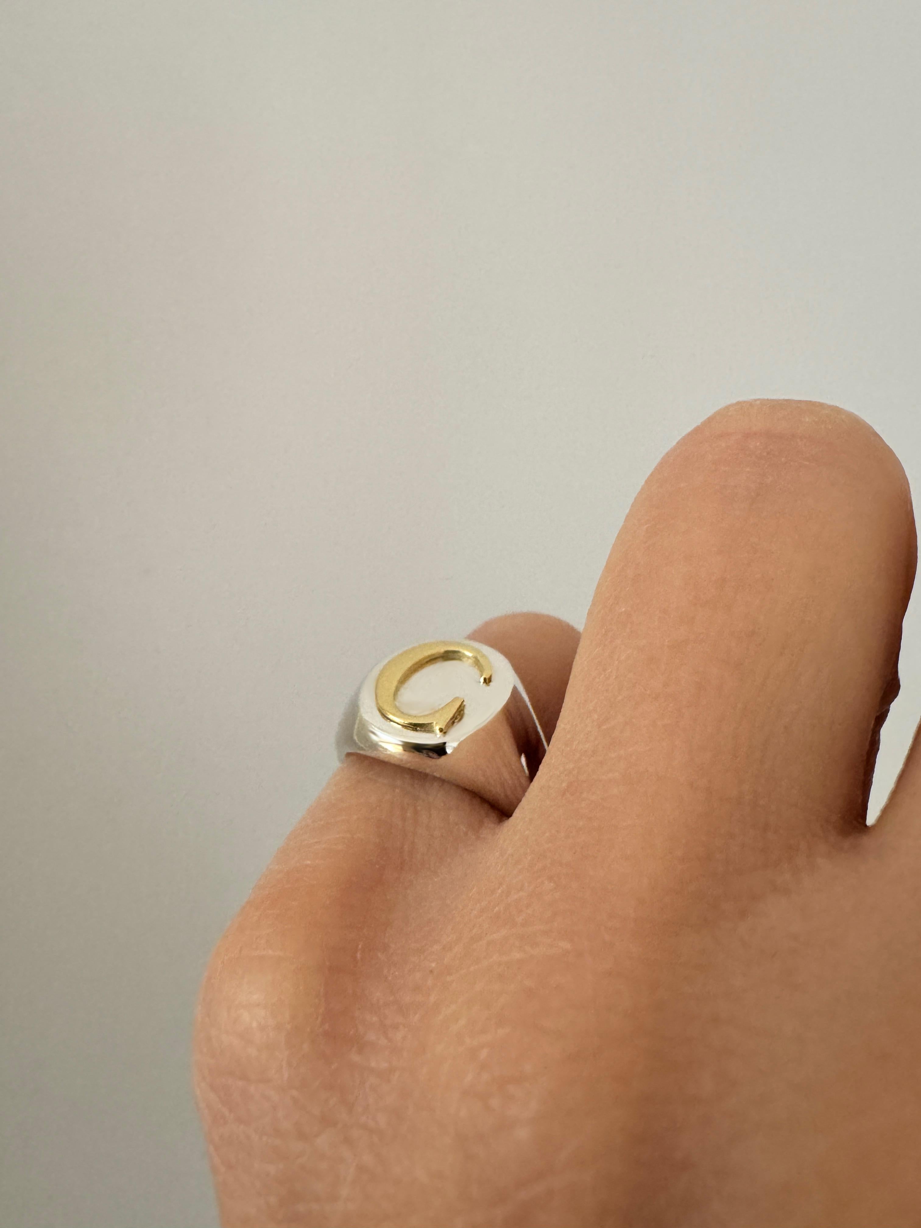Personalise Initial Letter 18k Yellow Gold Sterling Silver Unisex Signet Ring In New Condition For Sale In Rome, IT