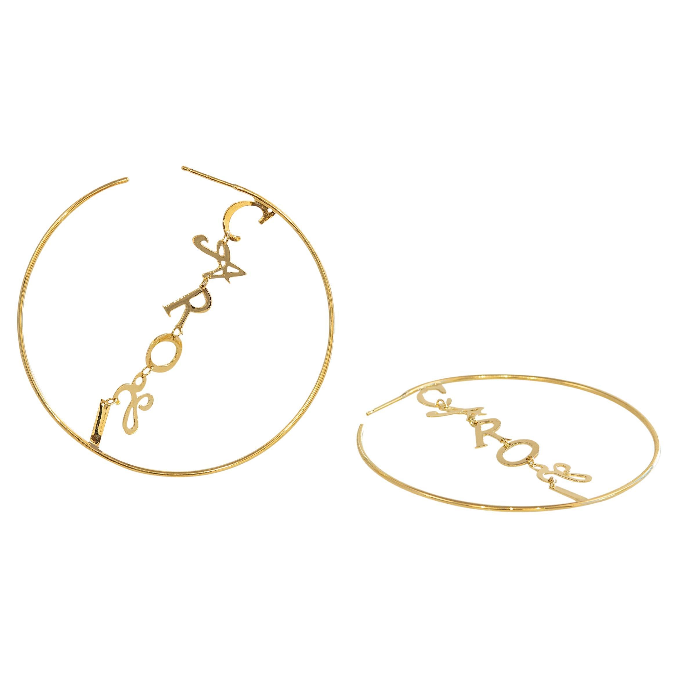 Personalizza gli orecchini a cerchio in oro giallo 18 carati con design a lettere contemporanee