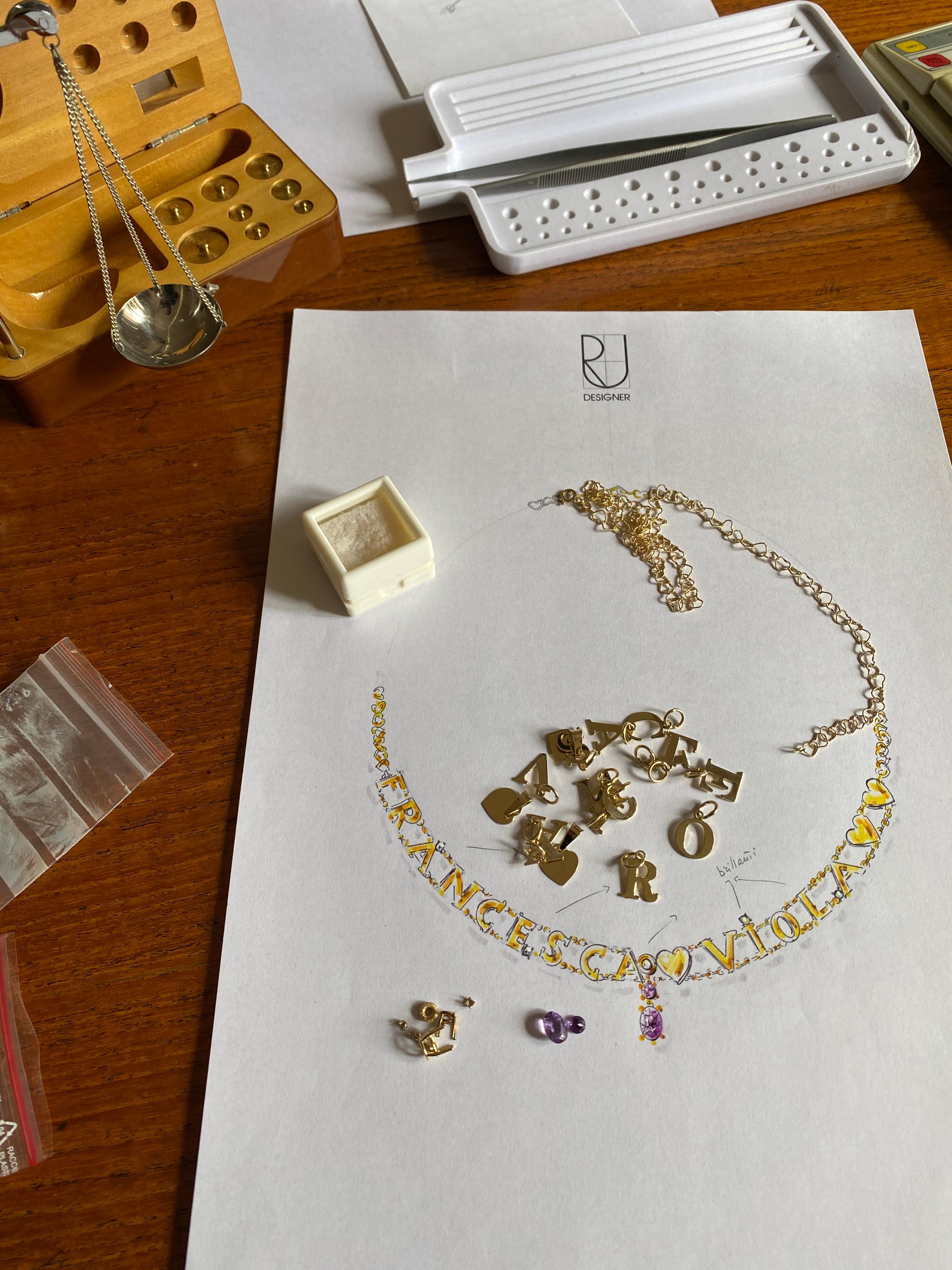 Moderne Personnalisez le nom en or jaune 18 carats, lettres, améthyste, diamants, chaîne cœurs collier en vente