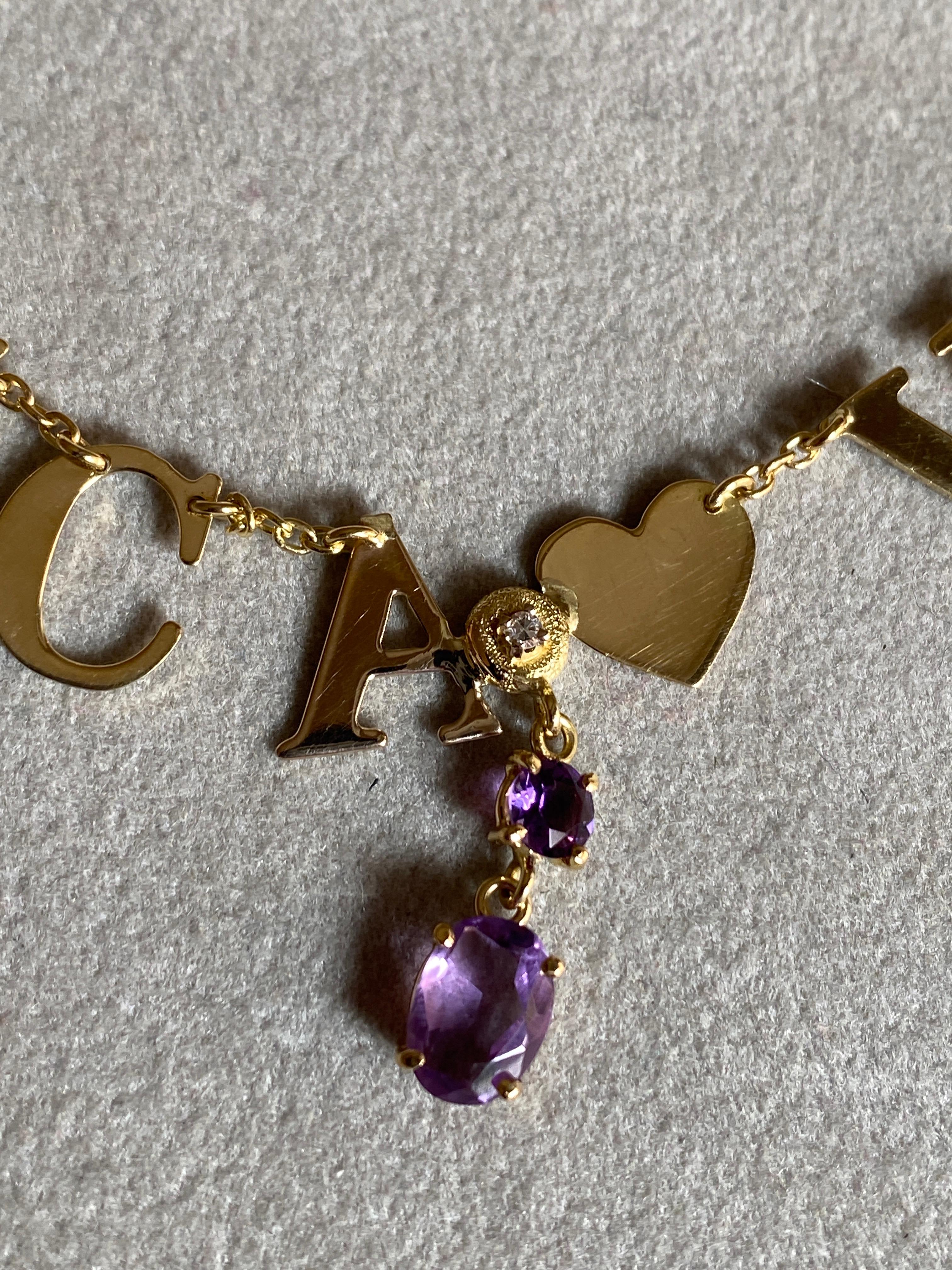 Taille brillant Personnalisez le nom en or jaune 18 carats, lettres, améthyste, diamants, chaîne cœurs collier en vente
