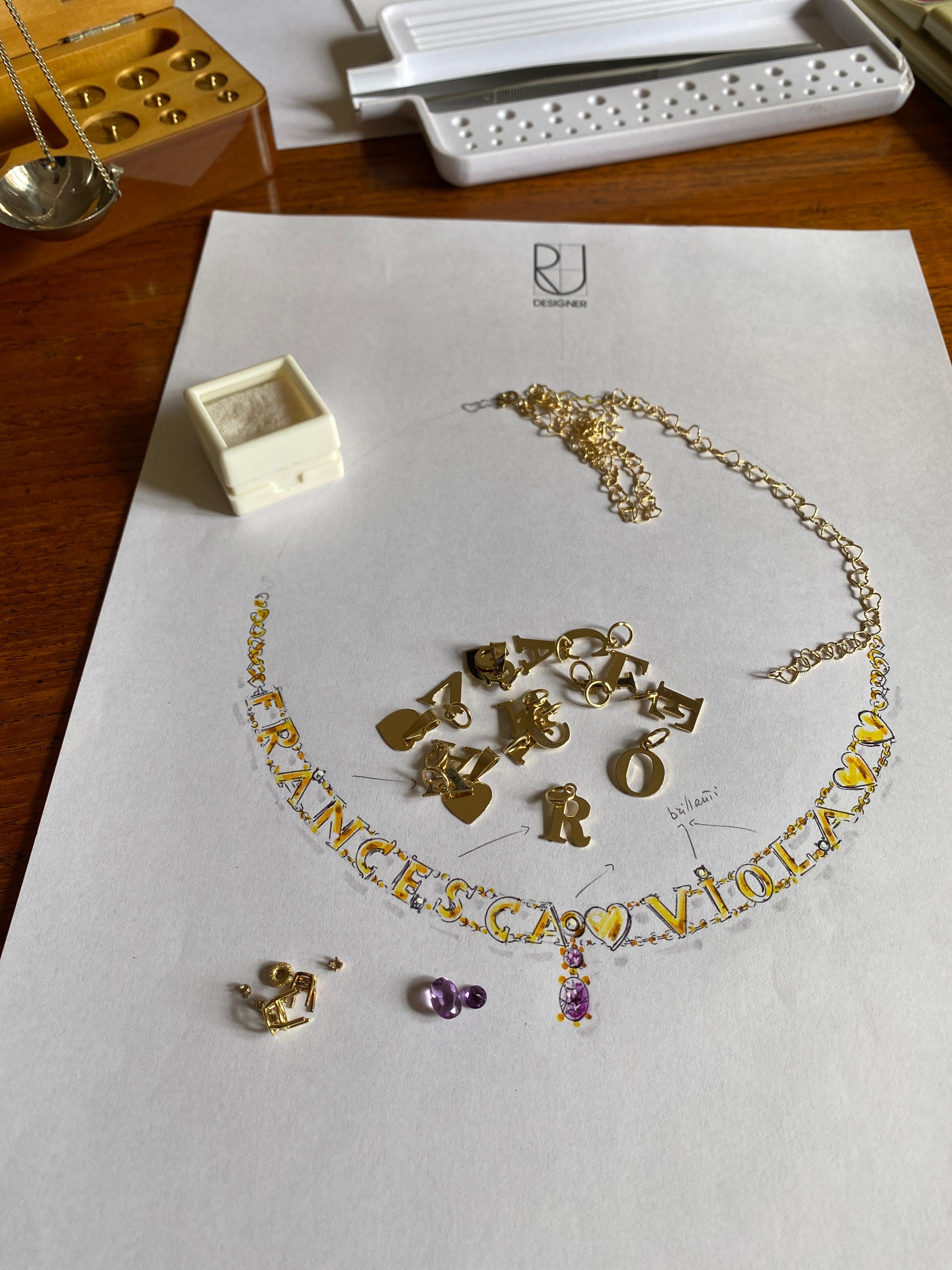 Personnalisez le nom en or jaune 18 carats, lettres, améthyste, diamants, chaîne cœurs collier en vente 1