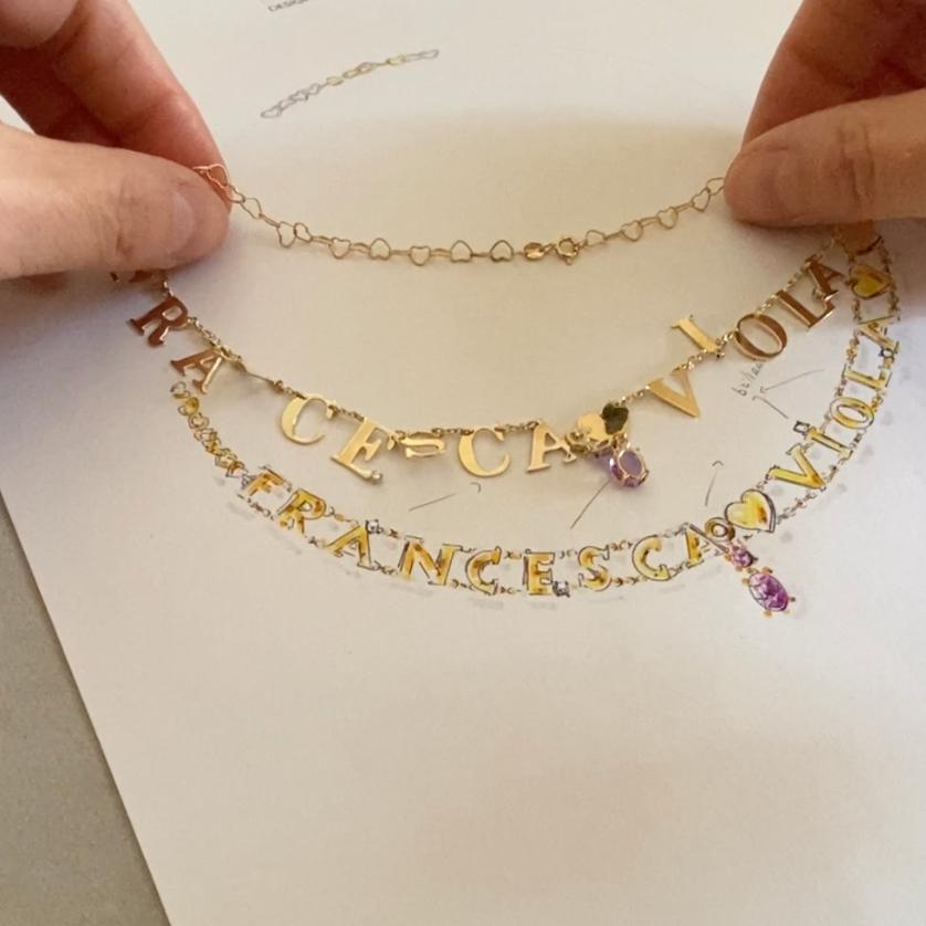 Personnalisez le nom en or jaune 18 carats, lettres, améthyste, diamants, chaîne cœurs collier en vente 2