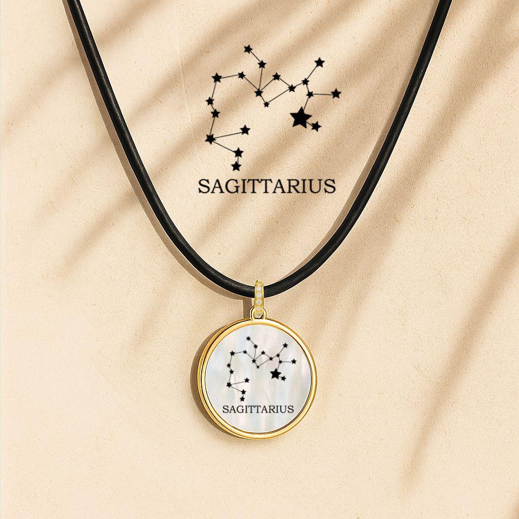 Moderne Pendentif personnalisé du signe du Zodiac Sagittarius - personnalisez votre pendentif avec une photo ou une image. en vente